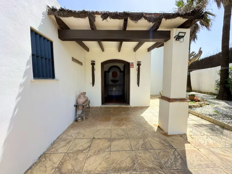 EXCLUSIVE BEACHFRONT VILLA Located in the sought-after area of Punta Chullera, this villa is a rare opportunity for those dreaming of a life by the sea. With direct beach access, south-facing orientation, and uninterrupted views of the Mediterranean, this