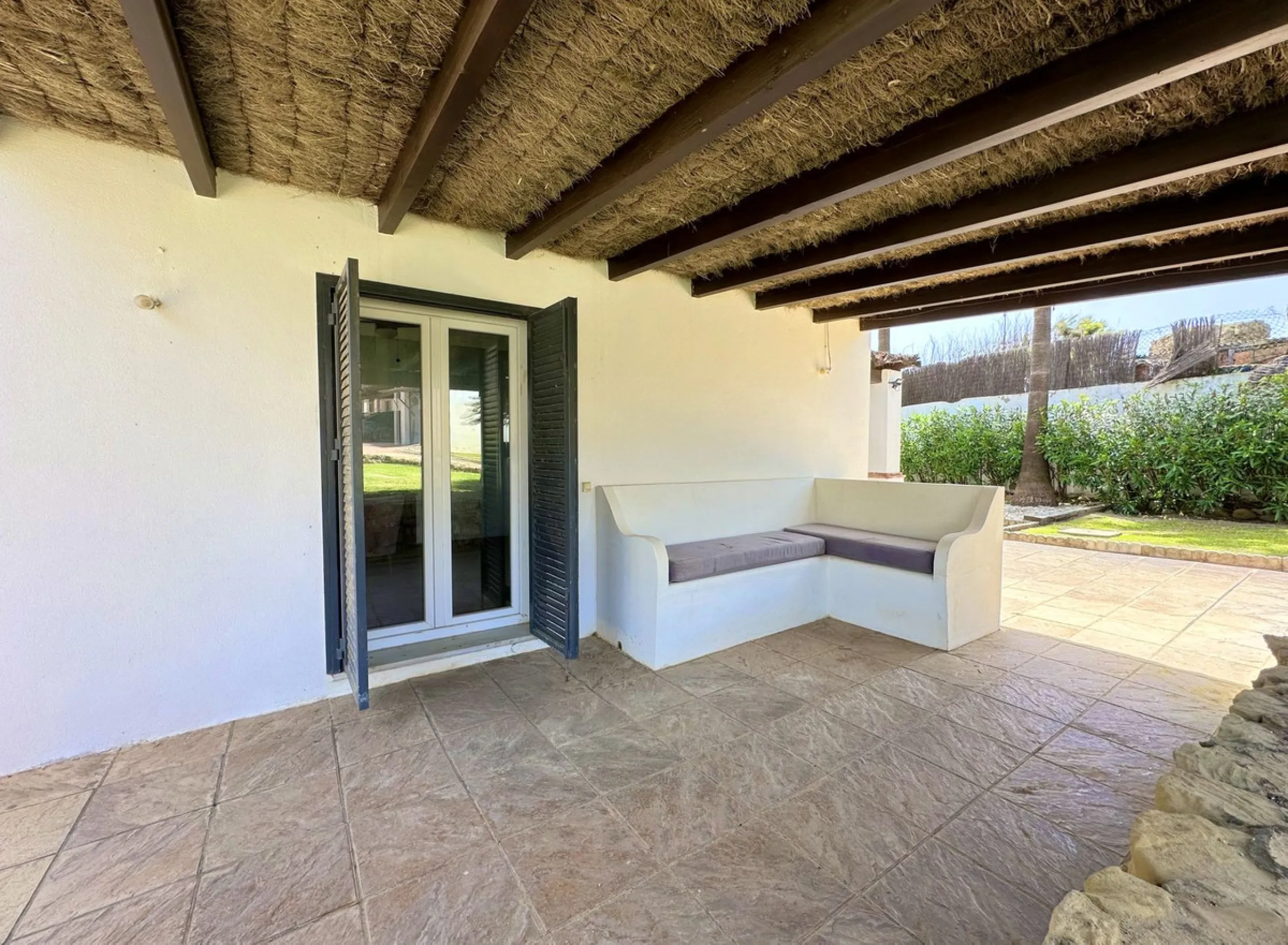 EXCLUSIVE BEACHFRONT VILLA Located in the sought-after area of Punta Chullera, this villa is a rare opportunity for those dreaming of a life by the sea. With direct beach access, south-facing orientation, and uninterrupted views of the Mediterranean, this