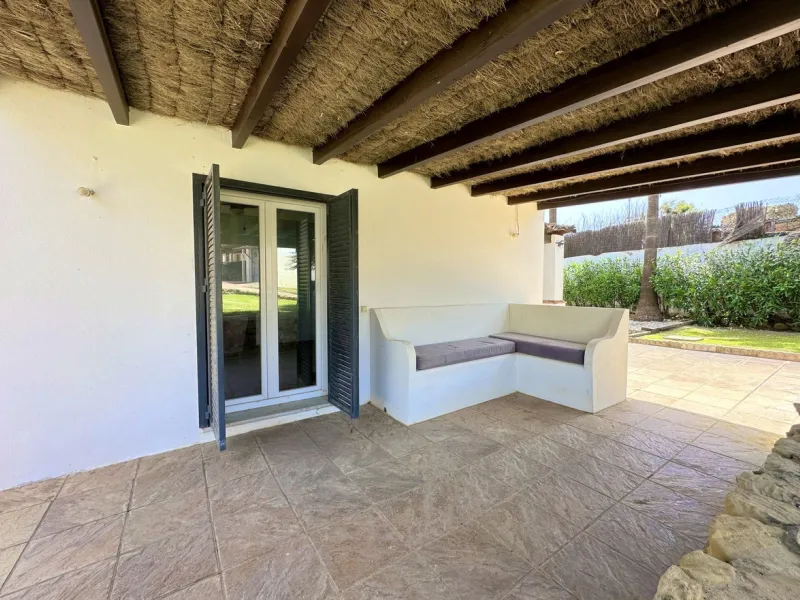 EXCLUSIVE BEACHFRONT VILLA Located in the sought-after area of Punta Chullera, this villa is a rare opportunity for those dreaming of a life by the sea. With direct beach access, south-facing orientation, and uninterrupted views of the Mediterranean, this