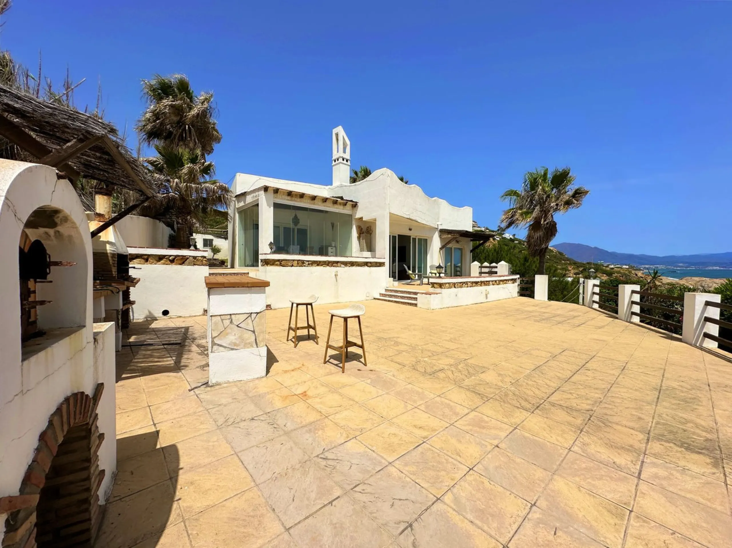 EXCLUSIVE BEACHFRONT VILLA Located in the sought-after area of Punta Chullera, this villa is a rare opportunity for those dreaming of a life by the sea. With direct beach access, south-facing orientation, and uninterrupted views of the Mediterranean, this