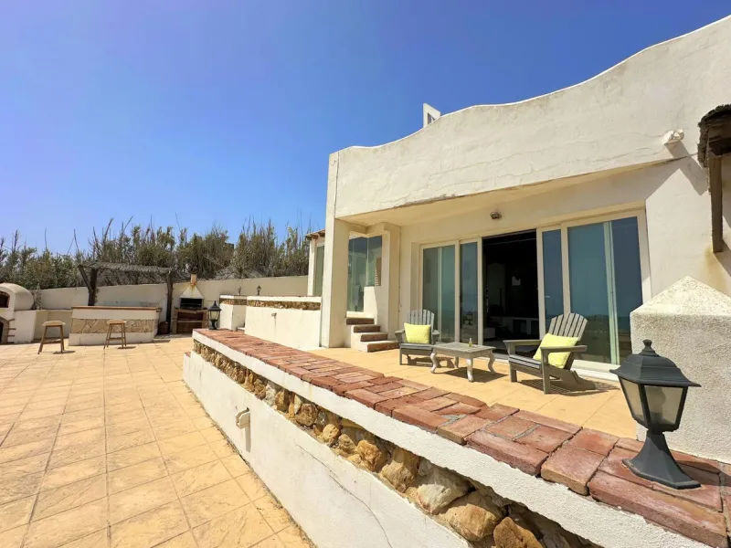 EXCLUSIVE BEACHFRONT VILLA Located in the sought-after area of Punta Chullera, this villa is a rare opportunity for those dreaming of a life by the sea. With direct beach access, south-facing orientation, and uninterrupted views of the Mediterranean, this