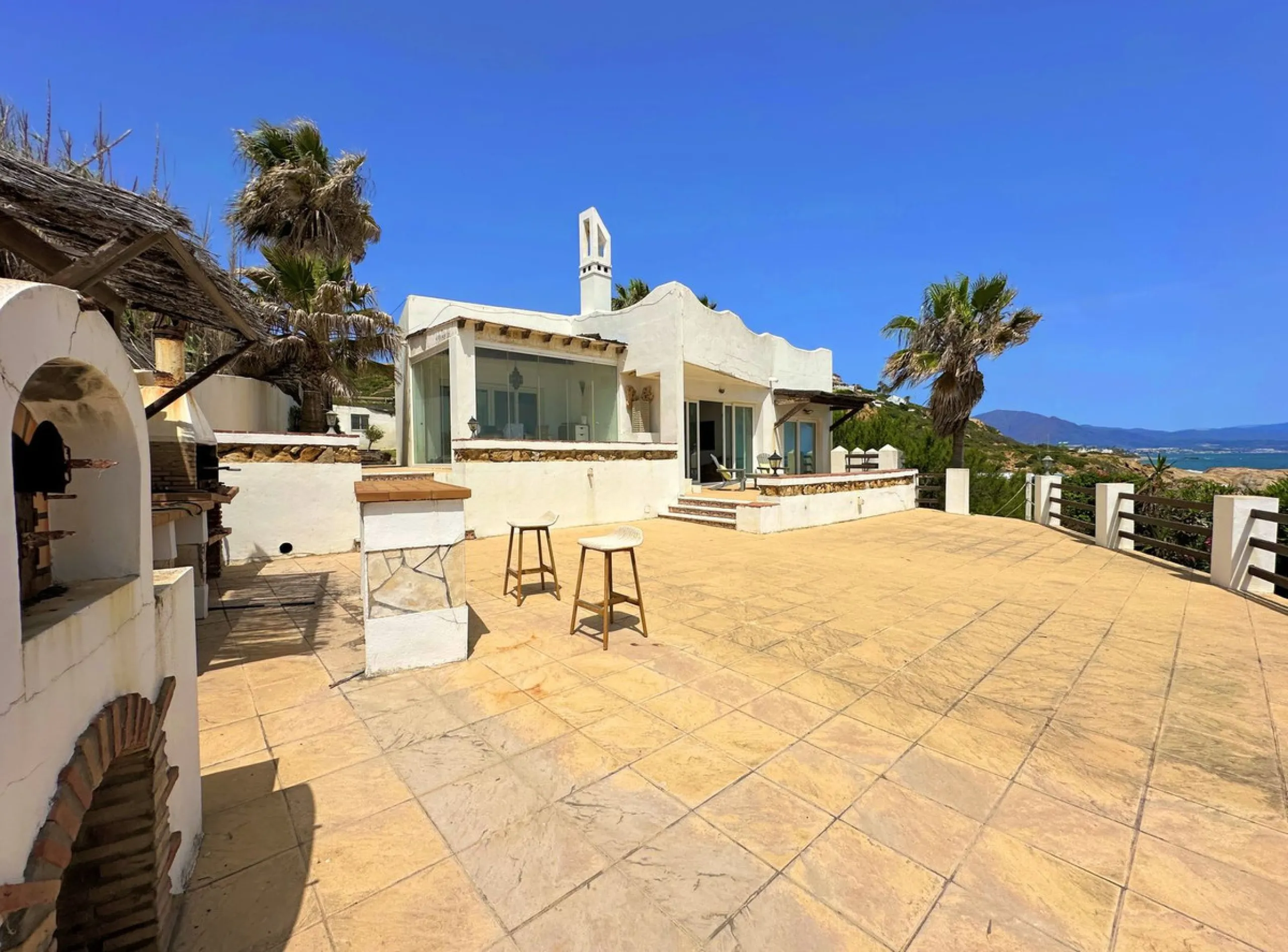 EXCLUSIVE BEACHFRONT VILLA Located in the sought-after area of Punta Chullera, this villa is a rare opportunity for those dreaming of a life by the sea. With direct beach access, south-facing orientation, and uninterrupted views of the Mediterranean, this
