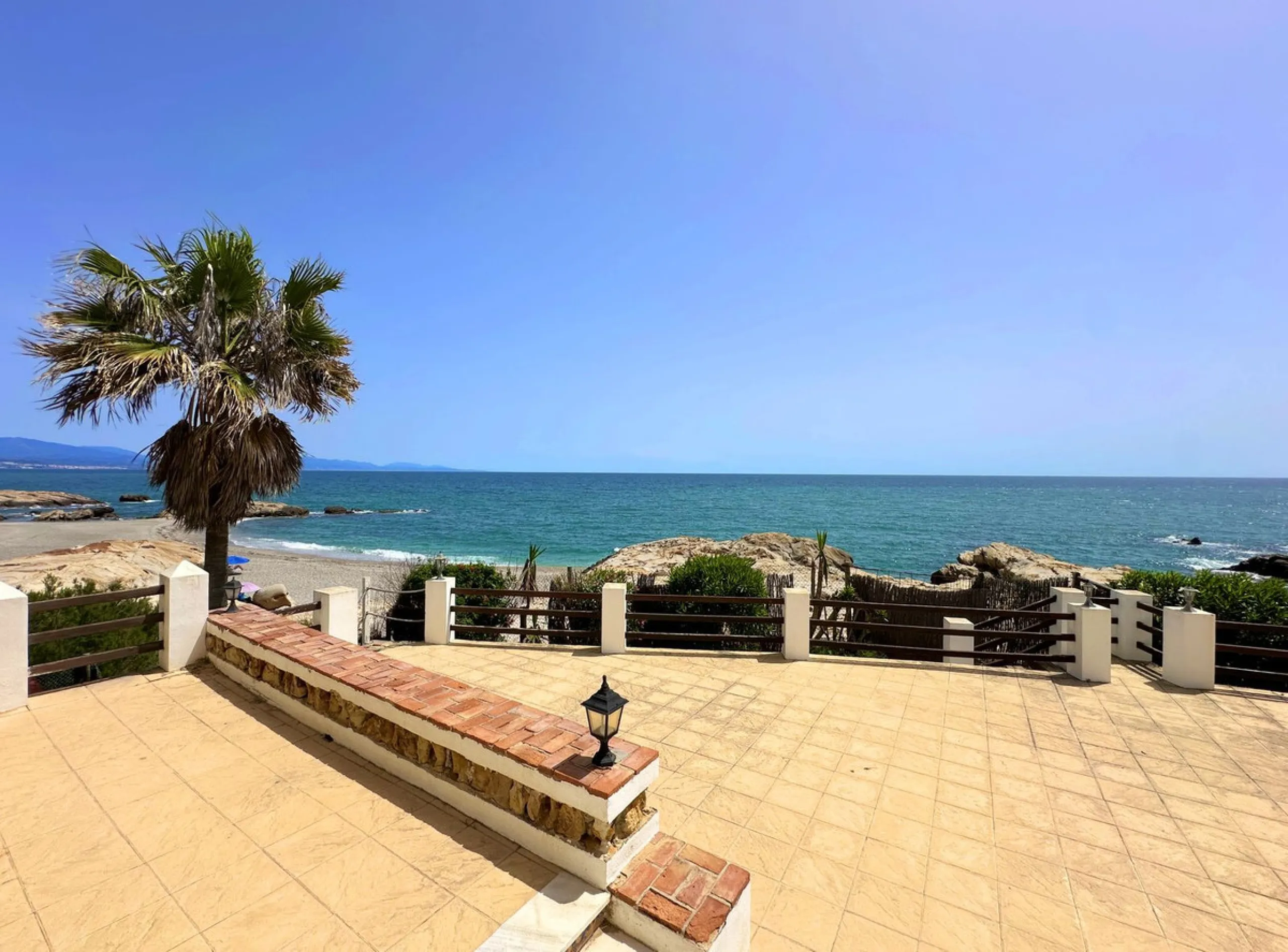 EXCLUSIVE BEACHFRONT VILLA Located in the sought-after area of Punta Chullera, this villa is a rare opportunity for those dreaming of a life by the sea. With direct beach access, south-facing orientation, and uninterrupted views of the Mediterranean, this