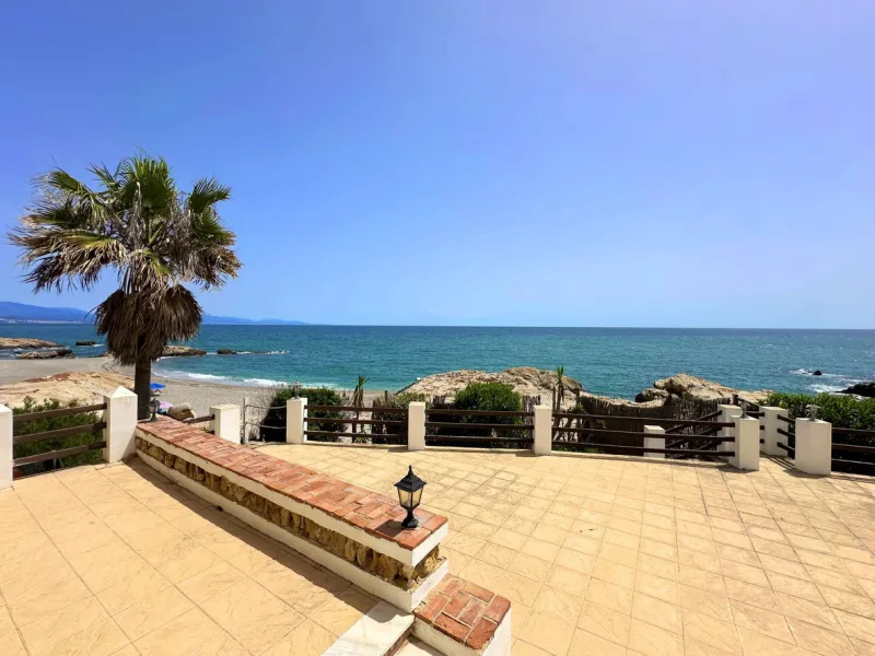 EXCLUSIVE BEACHFRONT VILLA Located in the sought-after area of Punta Chullera, this villa is a rare opportunity for those dreaming of a life by the sea. With direct beach access, south-facing orientation, and uninterrupted views of the Mediterranean, this