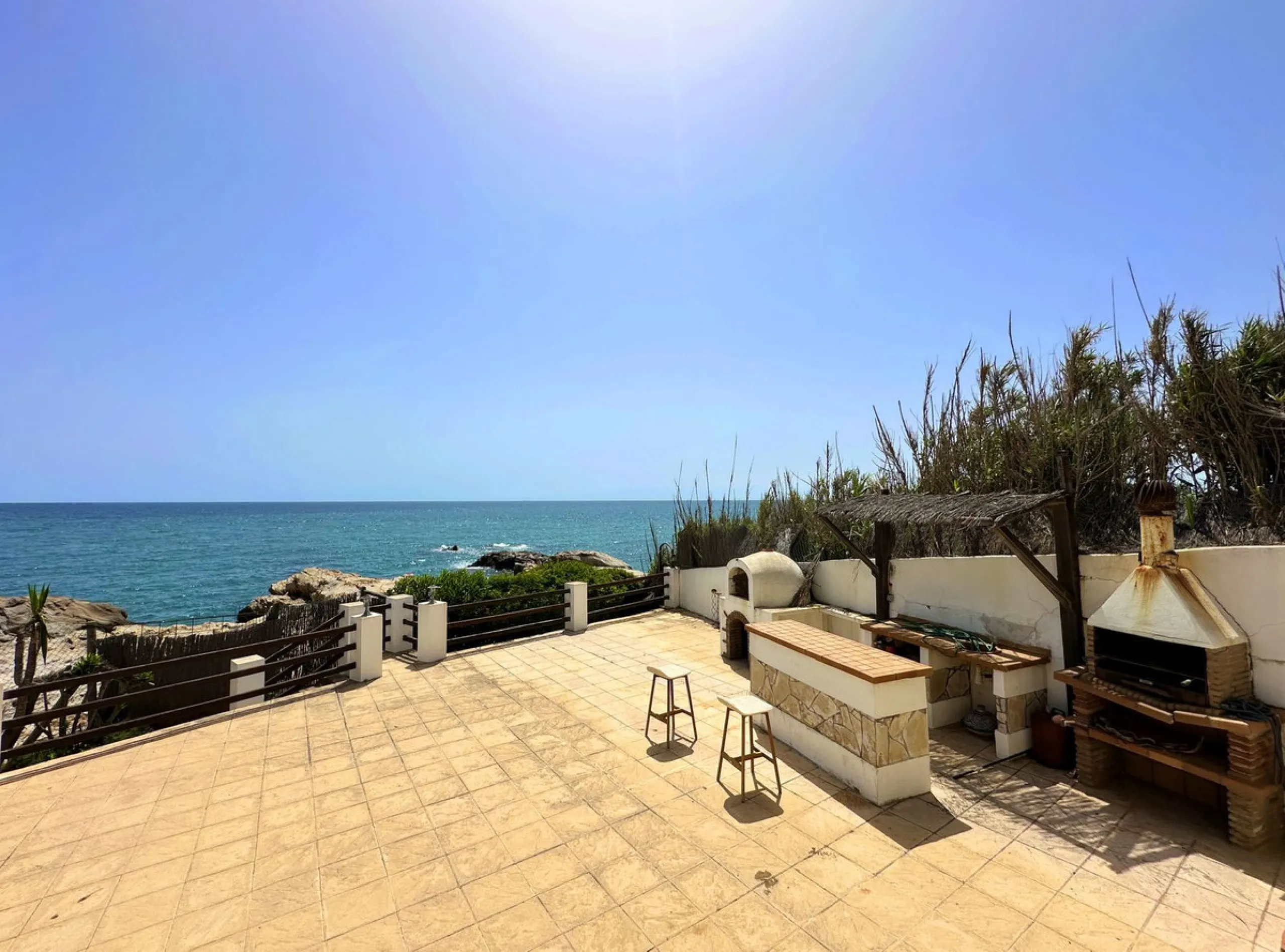 EXCLUSIVE BEACHFRONT VILLA Located in the sought-after area of Punta Chullera, this villa is a rare opportunity for those dreaming of a life by the sea. With direct beach access, south-facing orientation, and uninterrupted views of the Mediterranean, this