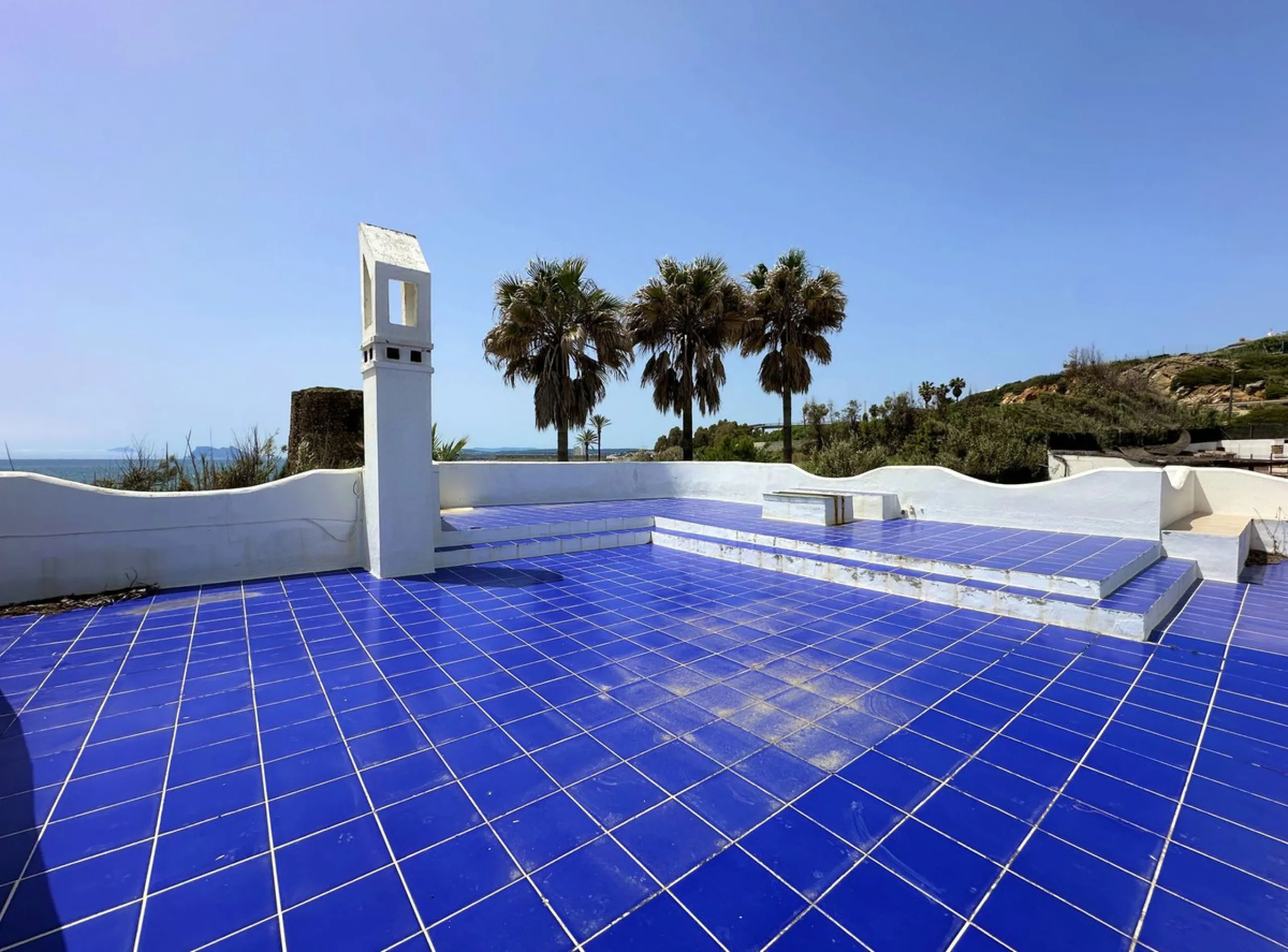 EXCLUSIVE BEACHFRONT VILLA Located in the sought-after area of Punta Chullera, this villa is a rare opportunity for those dreaming of a life by the sea. With direct beach access, south-facing orientation, and uninterrupted views of the Mediterranean, this