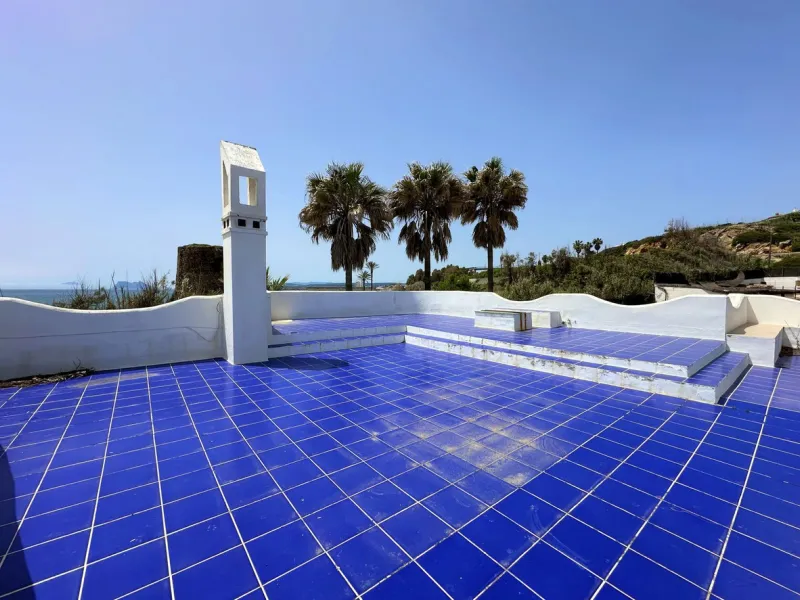 EXCLUSIVE BEACHFRONT VILLA Located in the sought-after area of Punta Chullera, this villa is a rare opportunity for those dreaming of a life by the sea. With direct beach access, south-facing orientation, and uninterrupted views of the Mediterranean, this