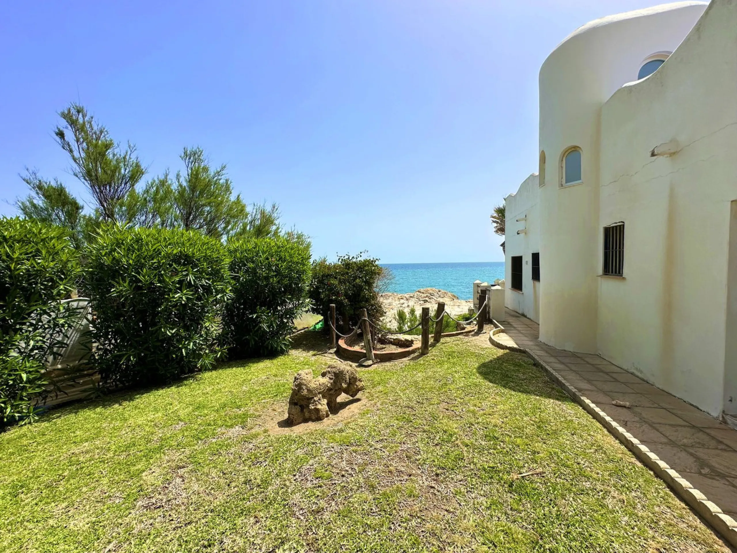 EXCLUSIVE BEACHFRONT VILLA Located in the sought-after area of Punta Chullera, this villa is a rare opportunity for those dreaming of a life by the sea. With direct beach access, south-facing orientation, and uninterrupted views of the Mediterranean, this