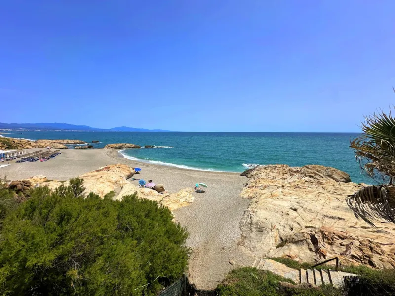 EXCLUSIVE BEACHFRONT VILLA Located in the sought-after area of Punta Chullera, this villa is a rare opportunity for those dreaming of a life by the sea. With direct beach access, south-facing orientation, and uninterrupted views of the Mediterranean, this