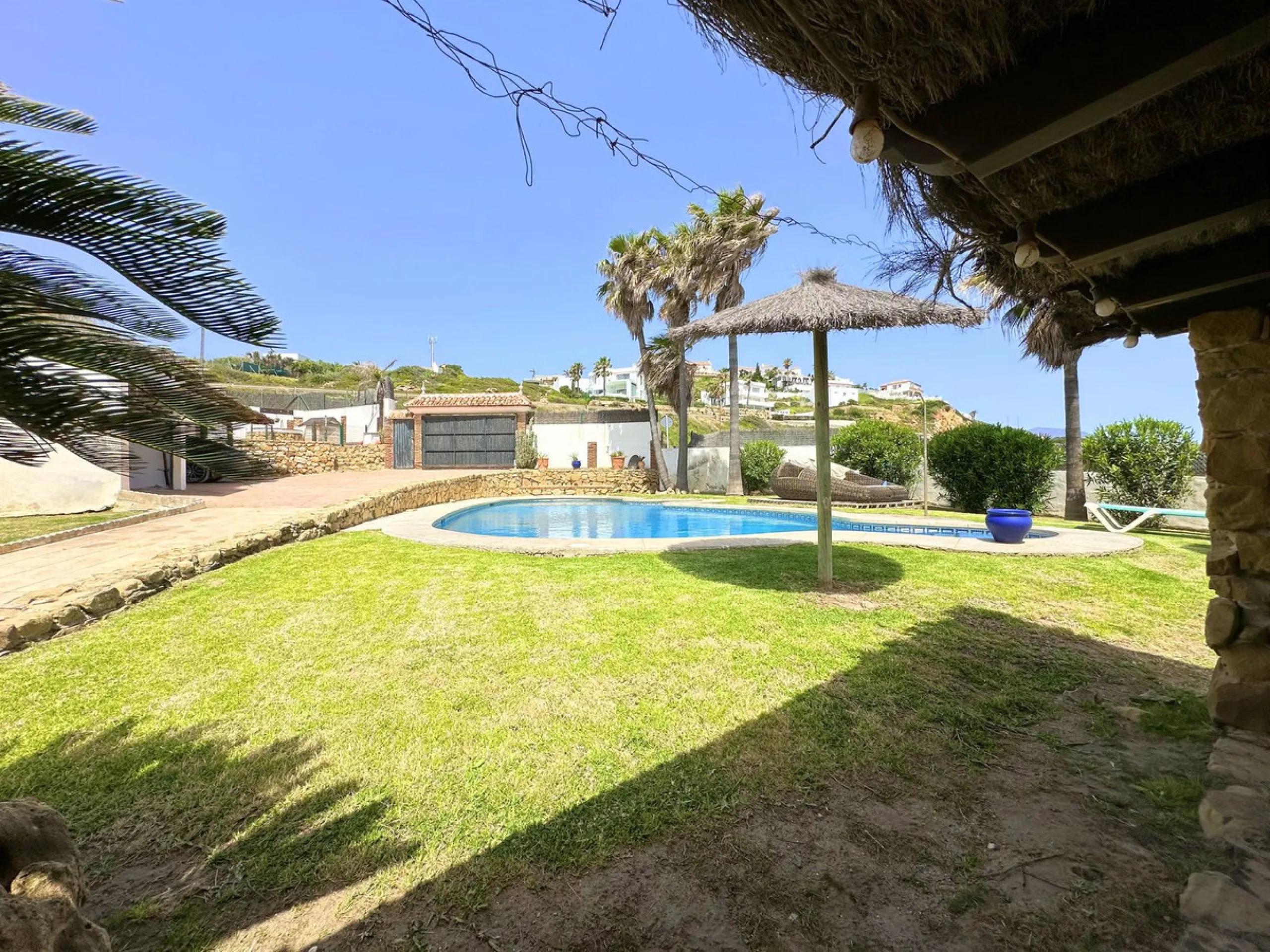 EXCLUSIVE BEACHFRONT VILLA Located in the sought-after area of Punta Chullera, this villa is a rare opportunity for those dreaming of a life by the sea. With direct beach access, south-facing orientation, and uninterrupted views of the Mediterranean, this