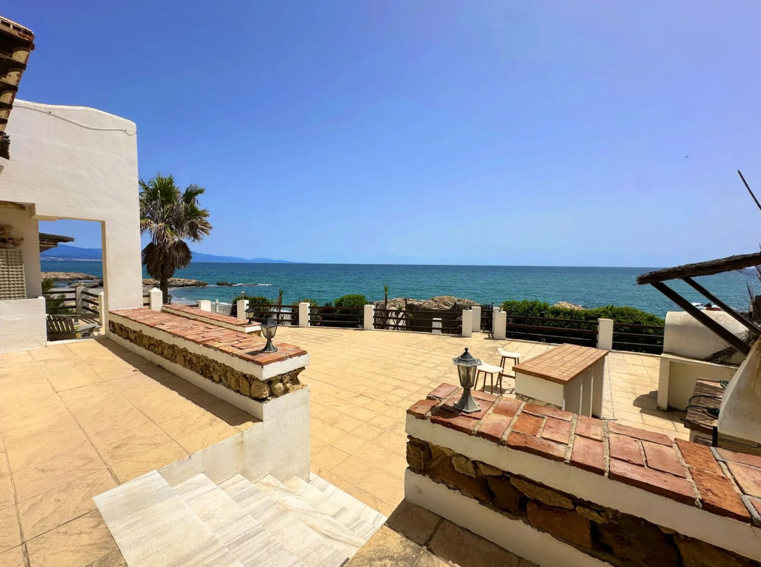 EXCLUSIVE BEACHFRONT VILLA Located in the sought-after area of Punta Chullera, this villa is a rare opportunity for those dreaming of a life by the sea. With direct beach access, south-facing orientation, and uninterrupted views of the Mediterranean, this