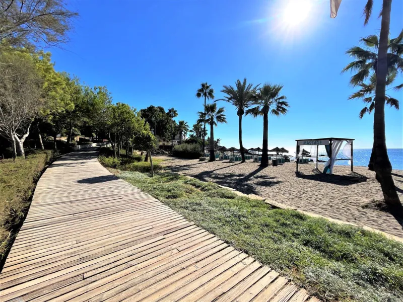 EXCLUSIVE BEACHFRONT VILLA Located in the sought-after area of Punta Chullera, this villa is a rare opportunity for those dreaming of a life by the sea. With direct beach access, south-facing orientation, and uninterrupted views of the Mediterranean, this