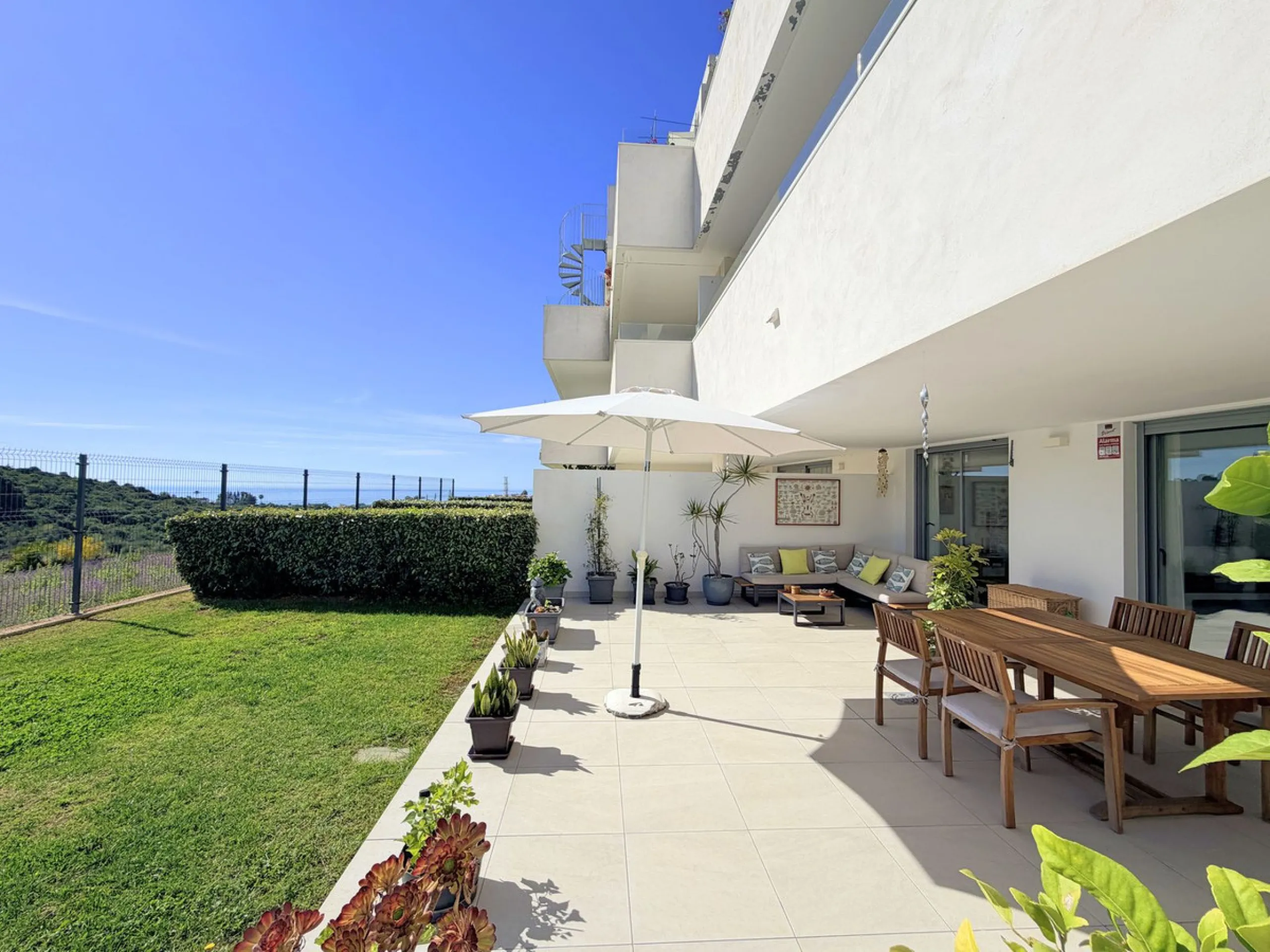 Fantastic ground-floor apartment with a spacious private garden and open views of the sea and the mountains, located in Estepona, within a contemporary residential complex completed in 2021. The property is just a five-minute drive from the town center an