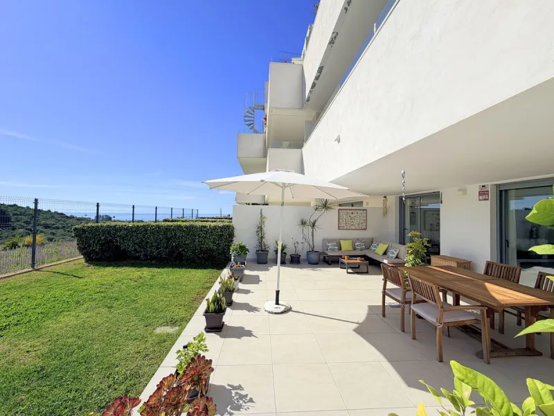 Fantastic ground-floor apartment with a spacious private garden and open views of the sea and the mountains, located in Estepona, within a contemporary residential complex completed in 2021. The property is just a five-minute drive from the town center an