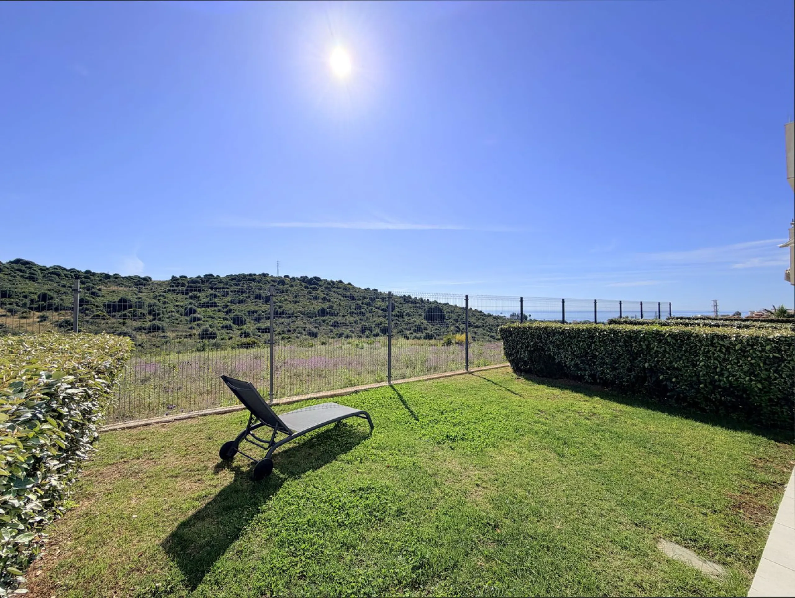 Fantastic ground-floor apartment with a spacious private garden and open views of the sea and the mountains, located in Estepona, within a contemporary residential complex completed in 2021. The property is just a five-minute drive from the town center an