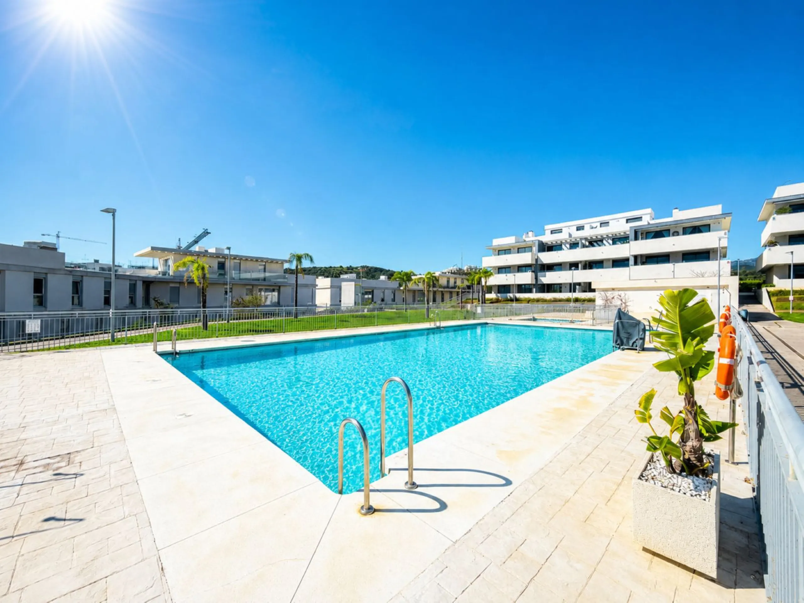 Fantastic ground-floor apartment with a spacious private garden and open views of the sea and the mountains, located in Estepona, within a contemporary residential complex completed in 2021. The property is just a five-minute drive from the town center an