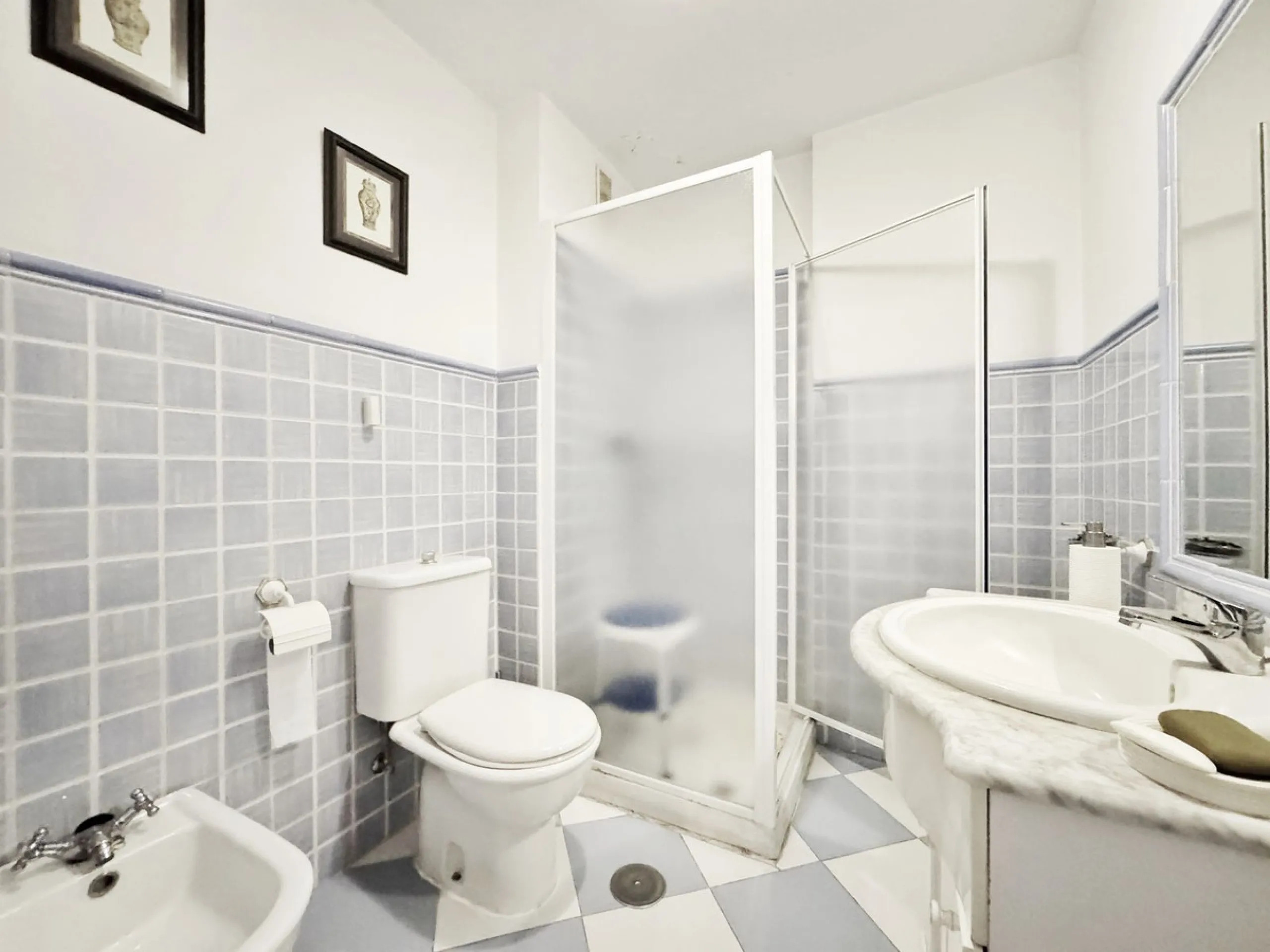 Apartment - Middle Floor Apartment в продаже в Marbella, Málaga. В доме 2 спален и 1 ванных комнат. Площадь дома 90 м²