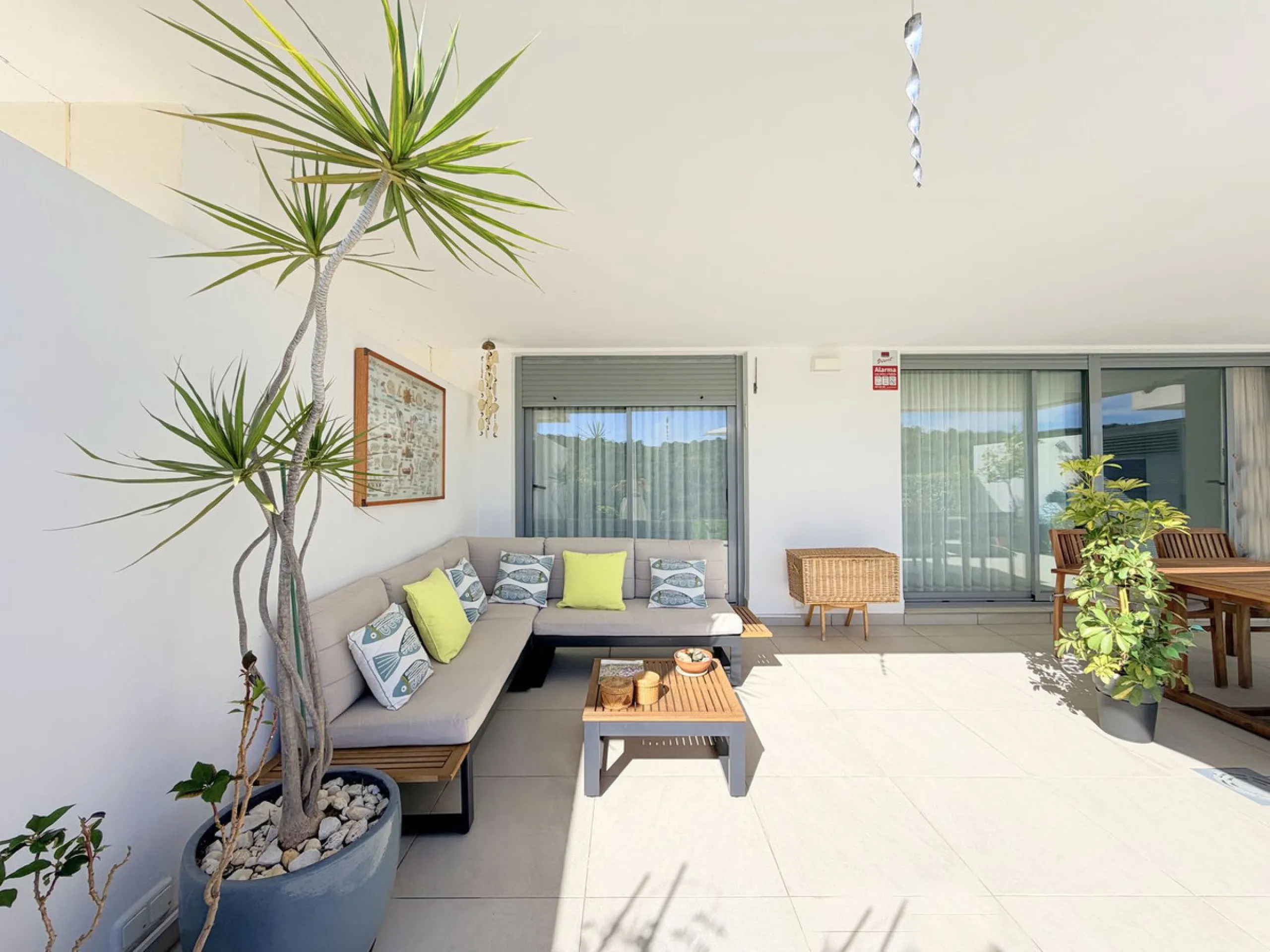 Fantastic ground-floor apartment with a spacious private garden and open views of the sea and the mountains, located in Estepona, within a contemporary residential complex completed in 2021. The property is just a five-minute drive from the town center an