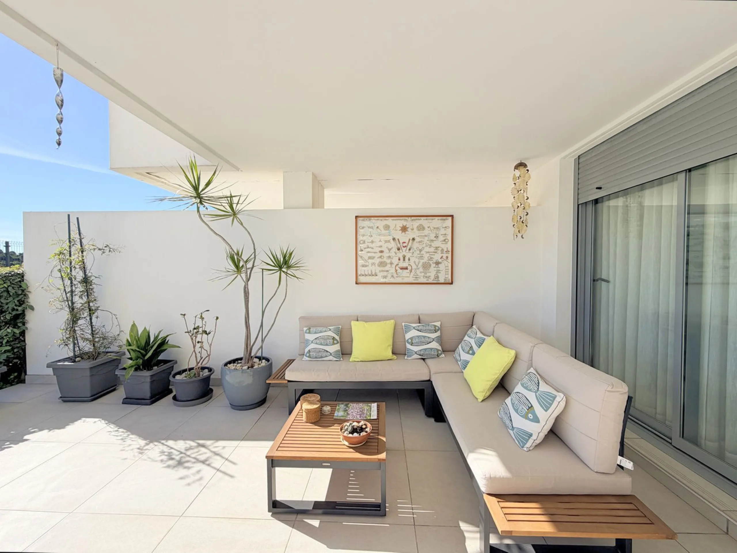 Fantastic ground-floor apartment with a spacious private garden and open views of the sea and the mountains, located in Estepona, within a contemporary residential complex completed in 2021. The property is just a five-minute drive from the town center an