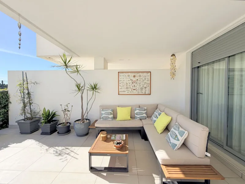 Fantastic ground-floor apartment with a spacious private garden and open views of the sea and the mountains, located in Estepona, within a contemporary residential complex completed in 2021. The property is just a five-minute drive from the town center an