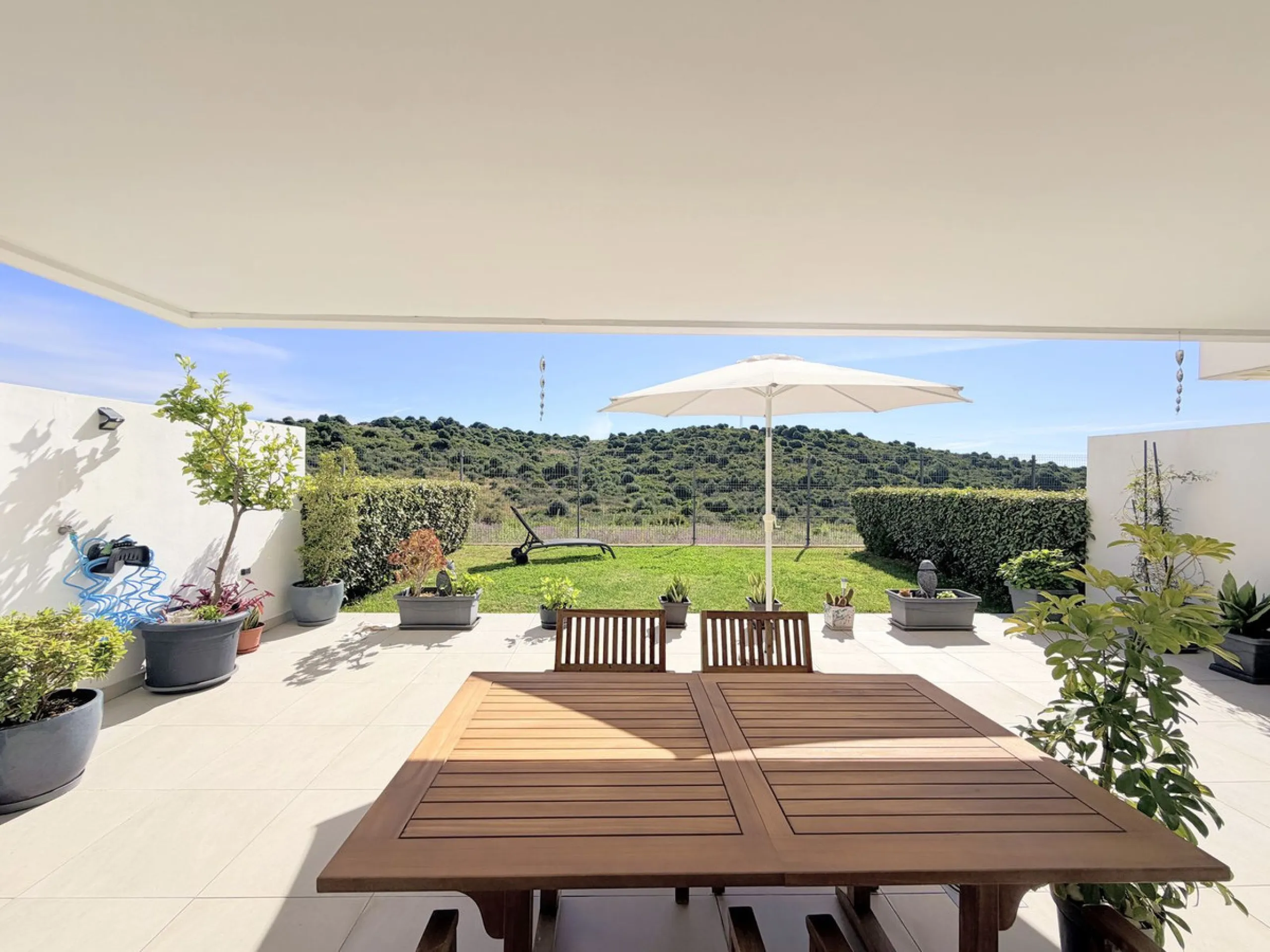Fantastic ground-floor apartment with a spacious private garden and open views of the sea and the mountains, located in Estepona, within a contemporary residential complex completed in 2021. The property is just a five-minute drive from the town center an