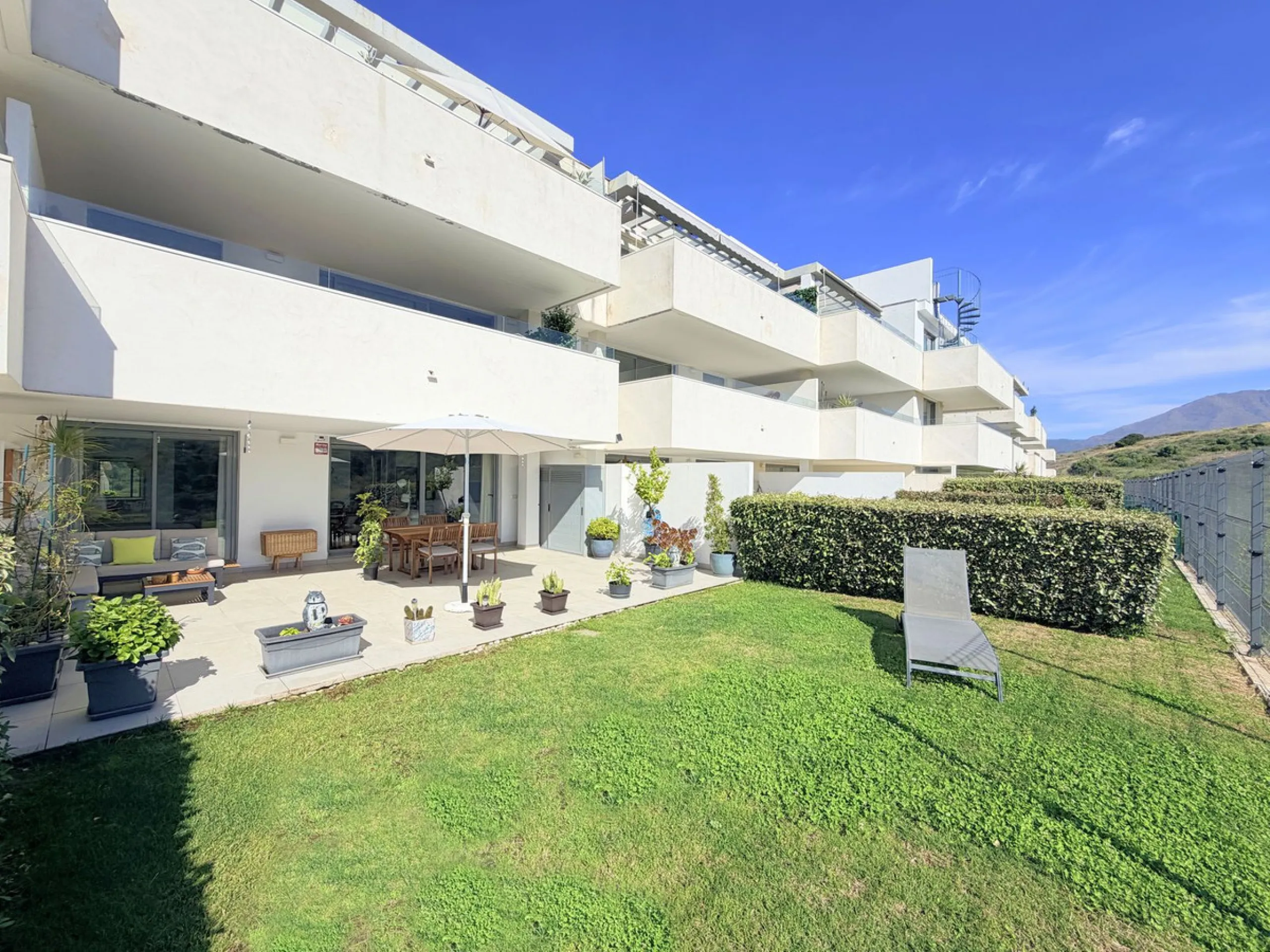 Fantastic ground-floor apartment with a spacious private garden and open views of the sea and the mountains, located in Estepona, within a contemporary residential complex completed in 2021. The property is just a five-minute drive from the town center an