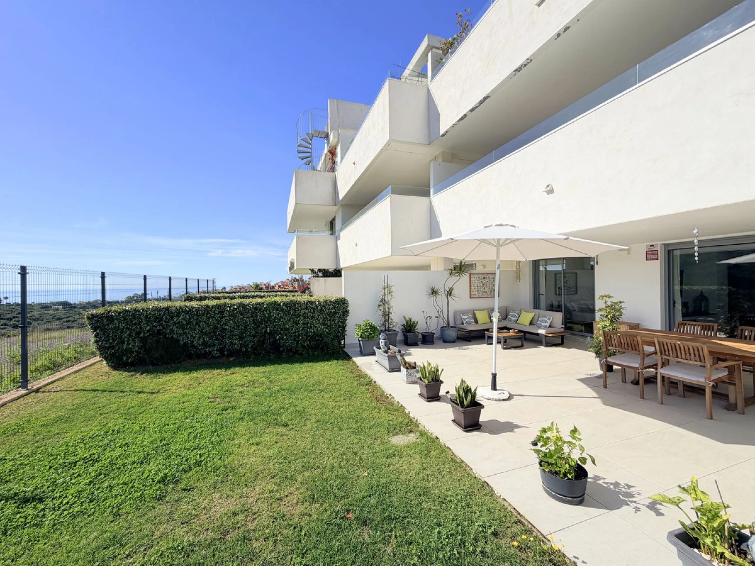 Fantastic ground-floor apartment with a spacious private garden and open views of the sea and the mountains, located in Estepona, within a contemporary residential complex completed in 2021. The property is just a five-minute drive from the town center an