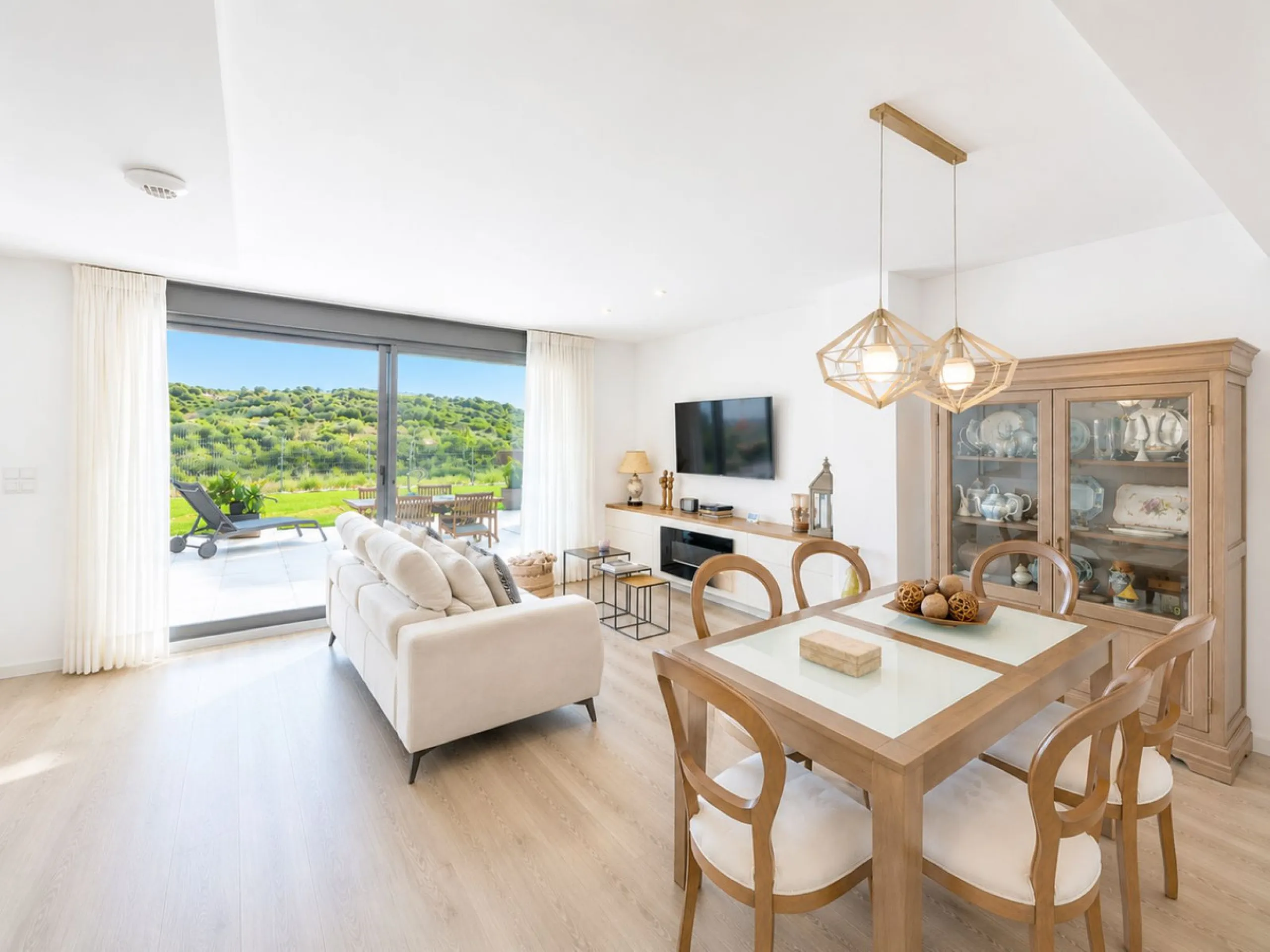 Fantastic ground-floor apartment with a spacious private garden and open views of the sea and the mountains, located in Estepona, within a contemporary residential complex completed in 2021. The property is just a five-minute drive from the town center an