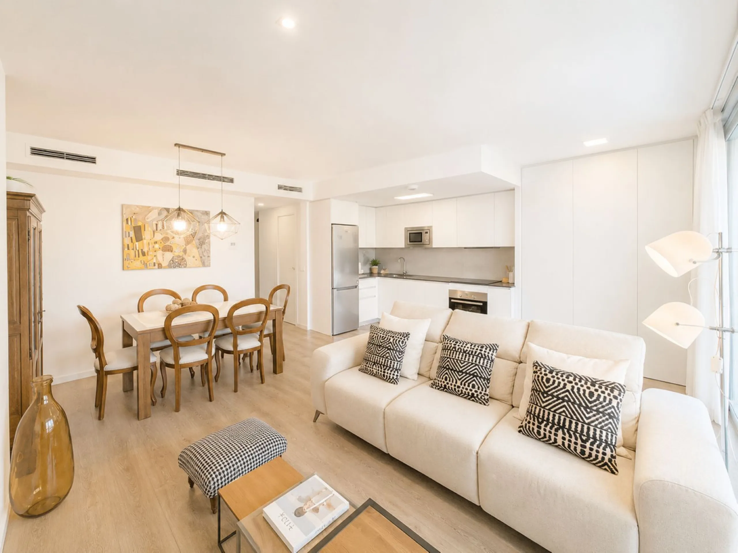 Fantastic ground-floor apartment with a spacious private garden and open views of the sea and the mountains, located in Estepona, within a contemporary residential complex completed in 2021. The property is just a five-minute drive from the town center an