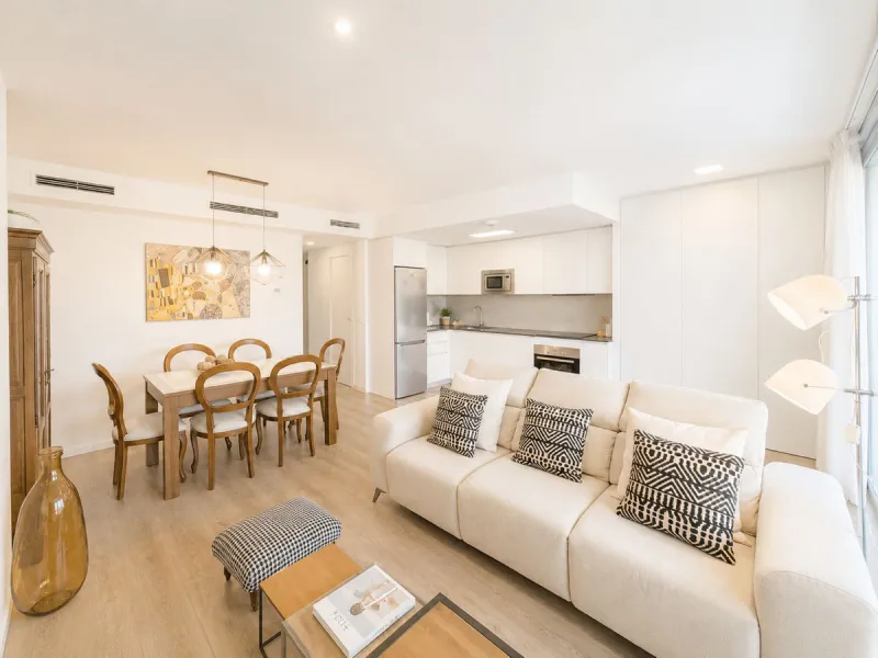 Fantastic ground-floor apartment with a spacious private garden and open views of the sea and the mountains, located in Estepona, within a contemporary residential complex completed in 2021. The property is just a five-minute drive from the town center an