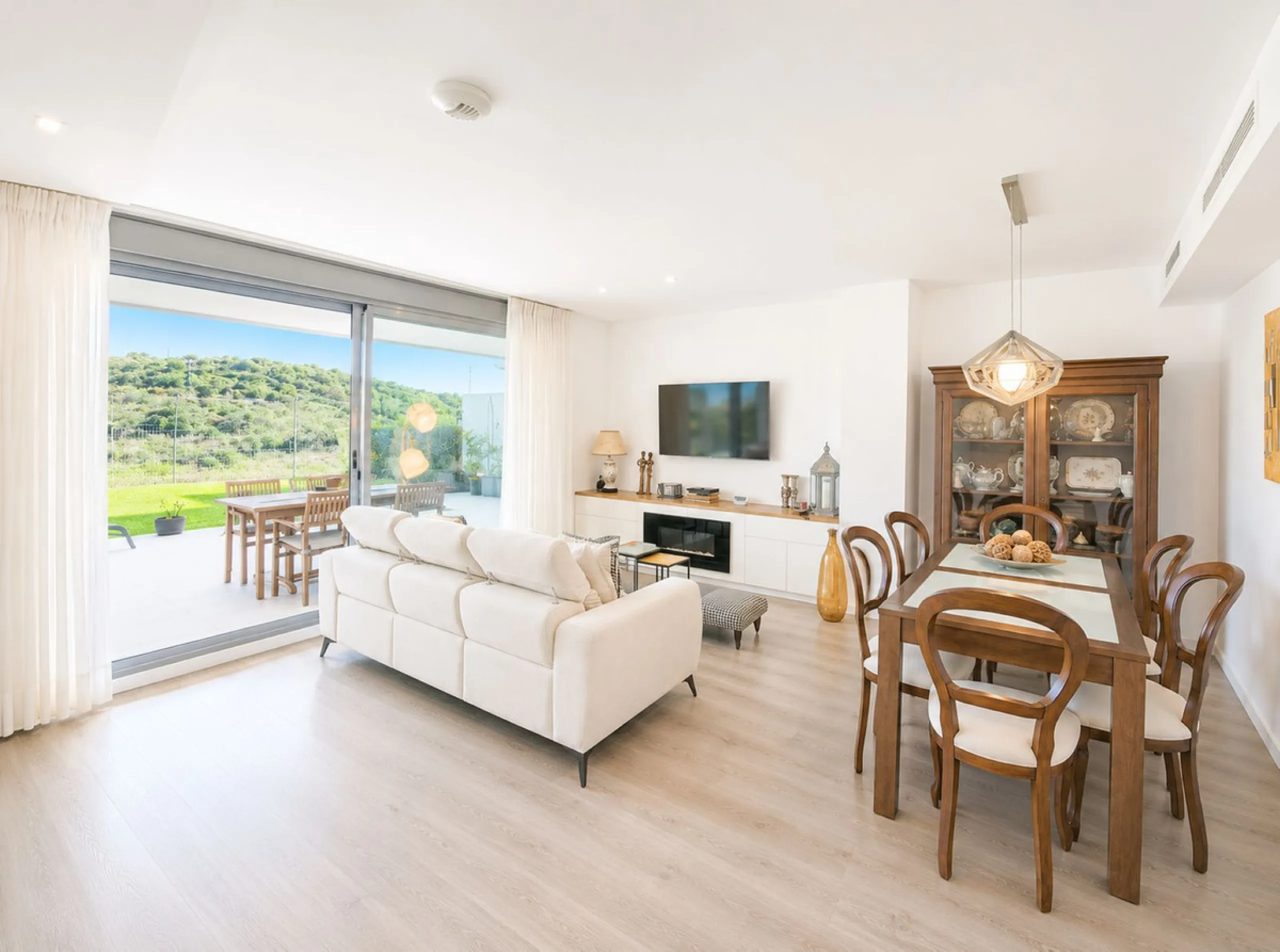 Fantastic ground-floor apartment with a spacious private garden and open views of the sea and the mountains, located in Estepona, within a contemporary residential complex completed in 2021. The property is just a five-minute drive from the town center an