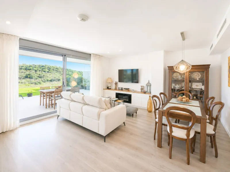 Fantastic ground-floor apartment with a spacious private garden and open views of the sea and the mountains, located in Estepona, within a contemporary residential complex completed in 2021. The property is just a five-minute drive from the town center an