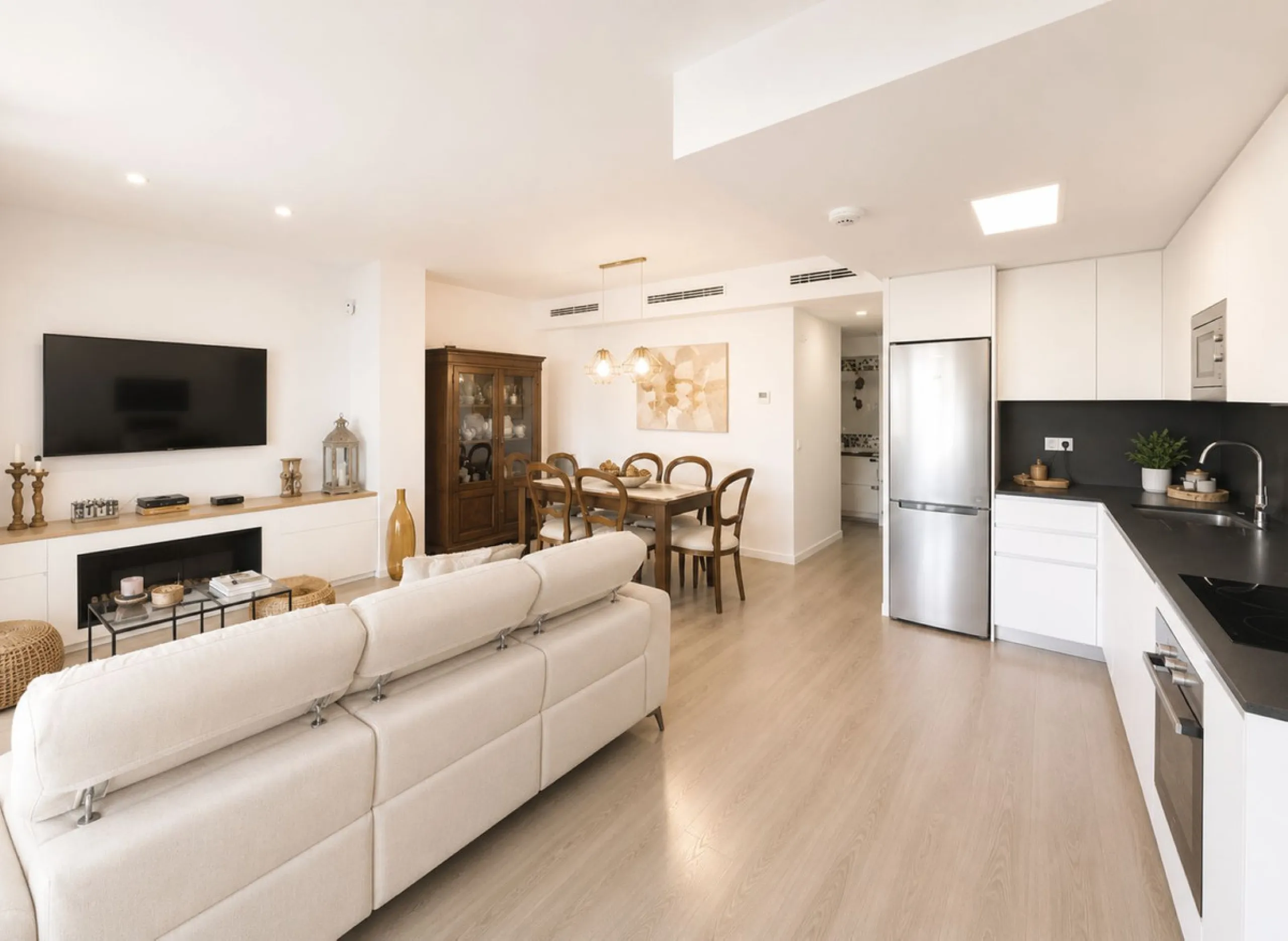 Fantastic ground-floor apartment with a spacious private garden and open views of the sea and the mountains, located in Estepona, within a contemporary residential complex completed in 2021. The property is just a five-minute drive from the town center an