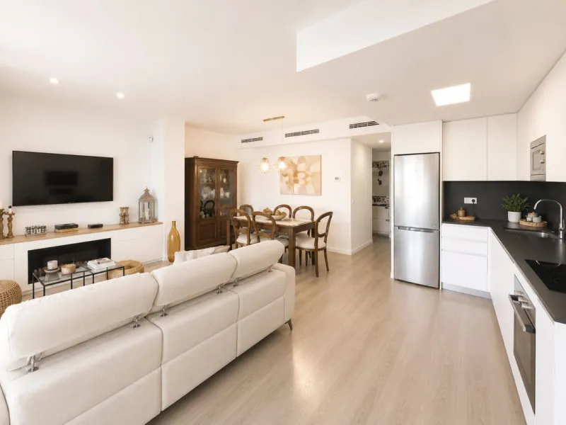 Fantastic ground-floor apartment with a spacious private garden and open views of the sea and the mountains, located in Estepona, within a contemporary residential complex completed in 2021. The property is just a five-minute drive from the town center an