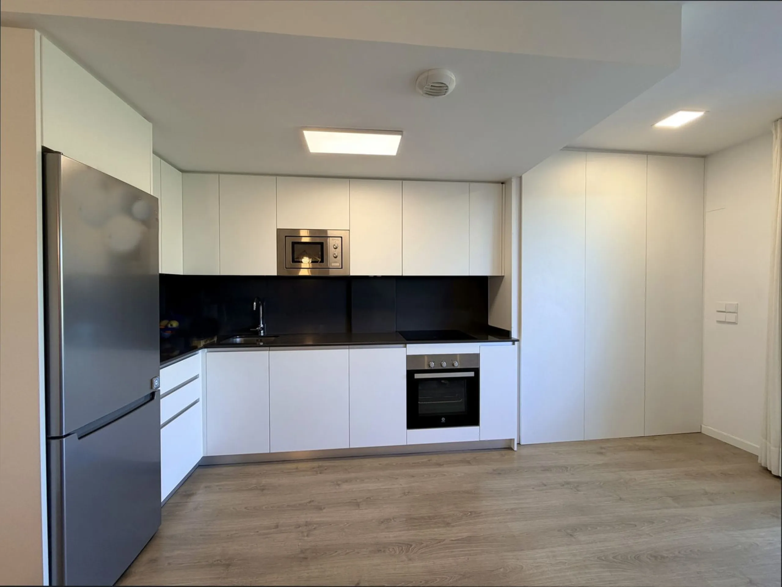 Fantastic ground-floor apartment with a spacious private garden and open views of the sea and the mountains, located in Estepona, within a contemporary residential complex completed in 2021. The property is just a five-minute drive from the town center an