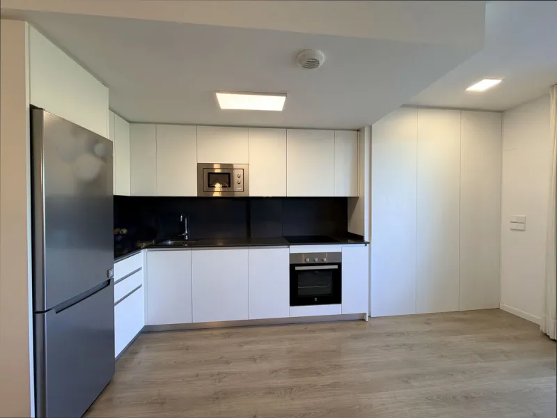Fantastic ground-floor apartment with a spacious private garden and open views of the sea and the mountains, located in Estepona, within a contemporary residential complex completed in 2021. The property is just a five-minute drive from the town center an