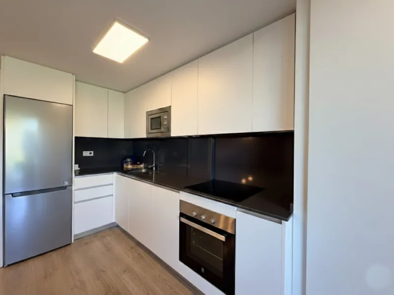 Fantastic ground-floor apartment with a spacious private garden and open views of the sea and the mountains, located in Estepona, within a contemporary residential complex completed in 2021. The property is just a five-minute drive from the town center an