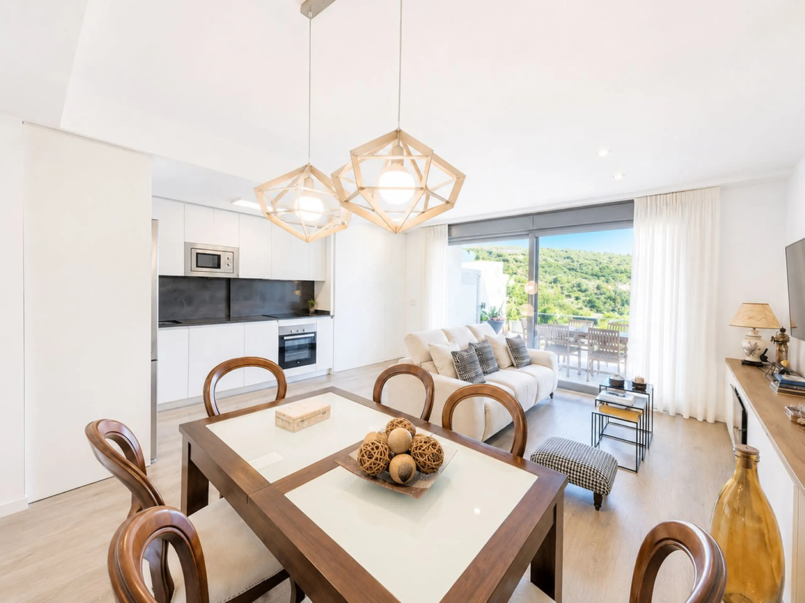 Fantastic ground-floor apartment with a spacious private garden and open views of the sea and the mountains, located in Estepona, within a contemporary residential complex completed in 2021. The property is just a five-minute drive from the town center an