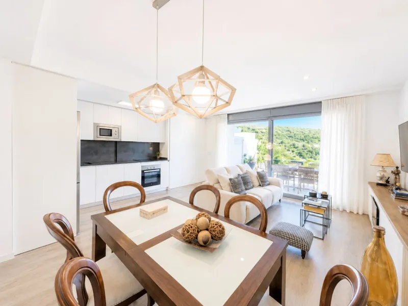 Fantastic ground-floor apartment with a spacious private garden and open views of the sea and the mountains, located in Estepona, within a contemporary residential complex completed in 2021. The property is just a five-minute drive from the town center an