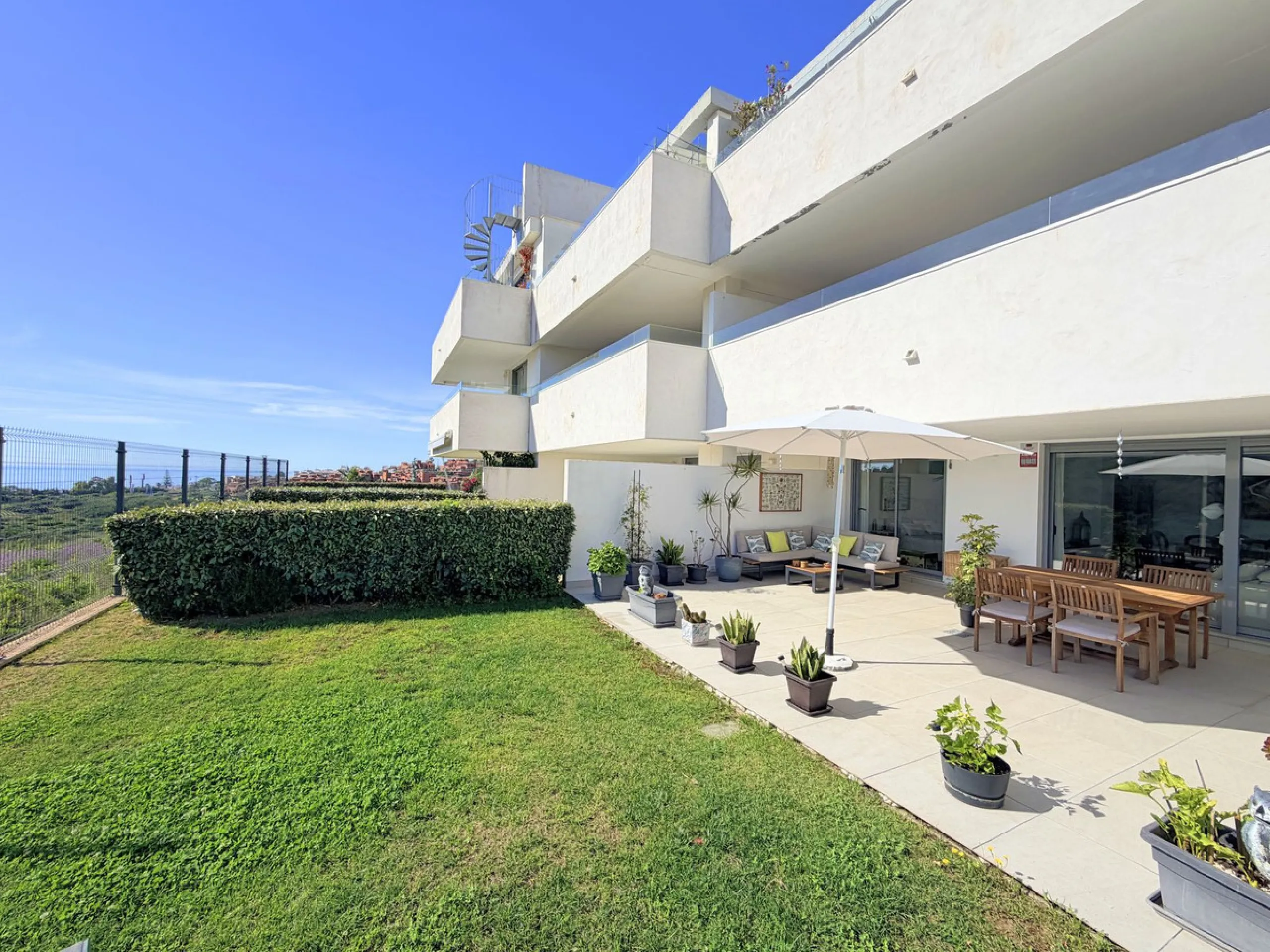 Fantastic ground-floor apartment with a spacious private garden and open views of the sea and the mountains, located in Estepona, within a contemporary residential complex completed in 2021. The property is just a five-minute drive from the town center an