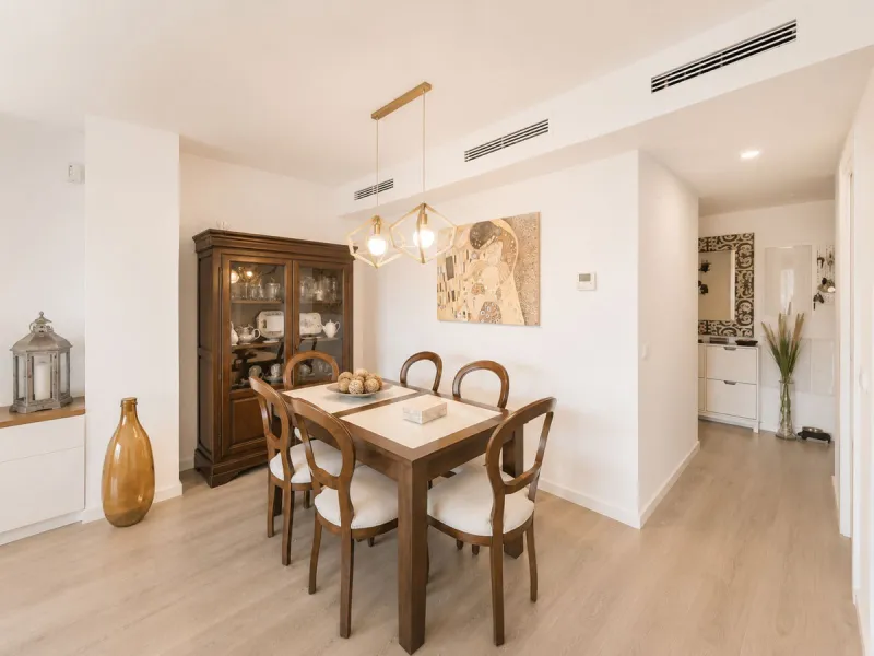 Fantastic ground-floor apartment with a spacious private garden and open views of the sea and the mountains, located in Estepona, within a contemporary residential complex completed in 2021. The property is just a five-minute drive from the town center an