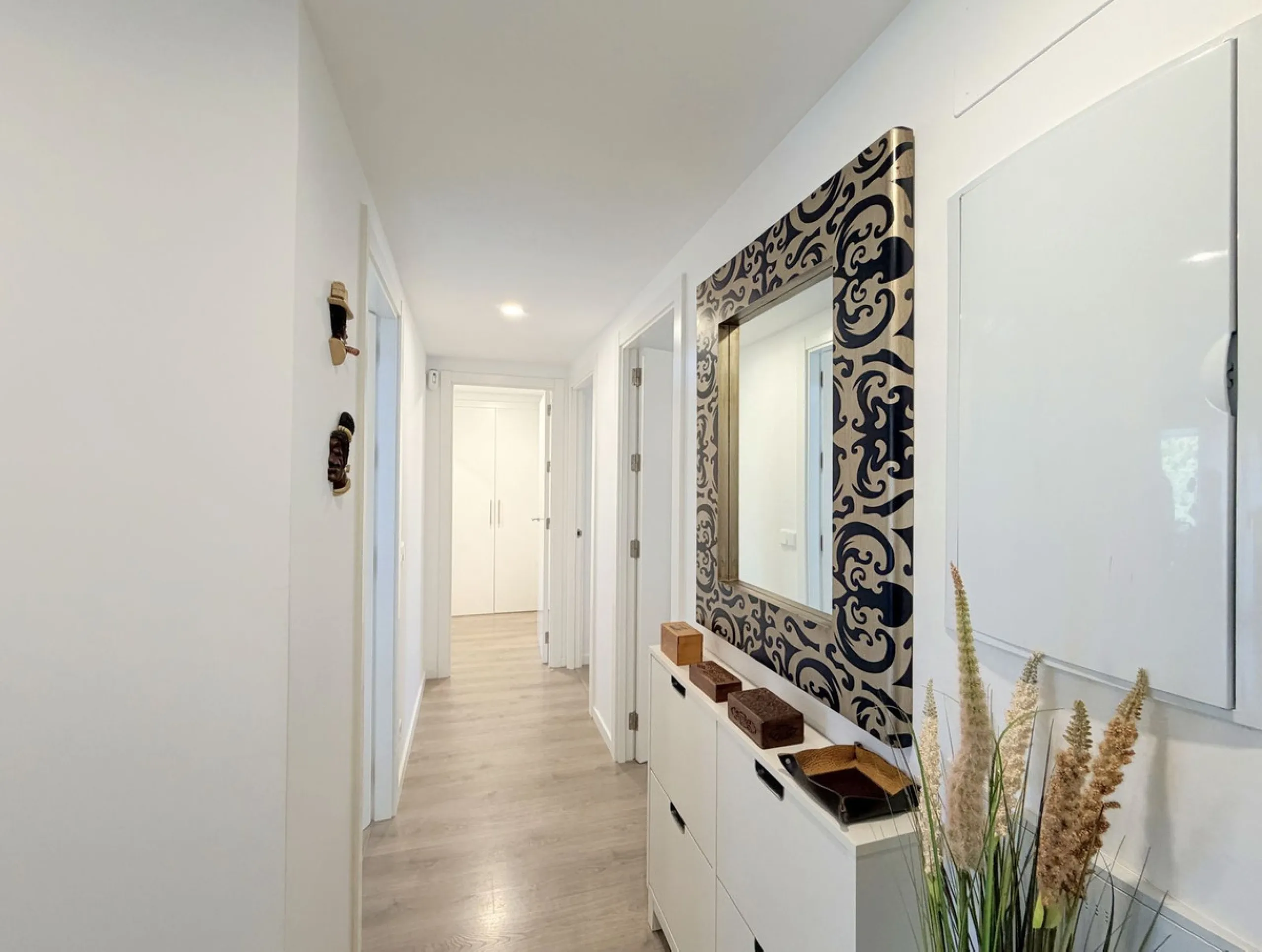 Fantastic ground-floor apartment with a spacious private garden and open views of the sea and the mountains, located in Estepona, within a contemporary residential complex completed in 2021. The property is just a five-minute drive from the town center an