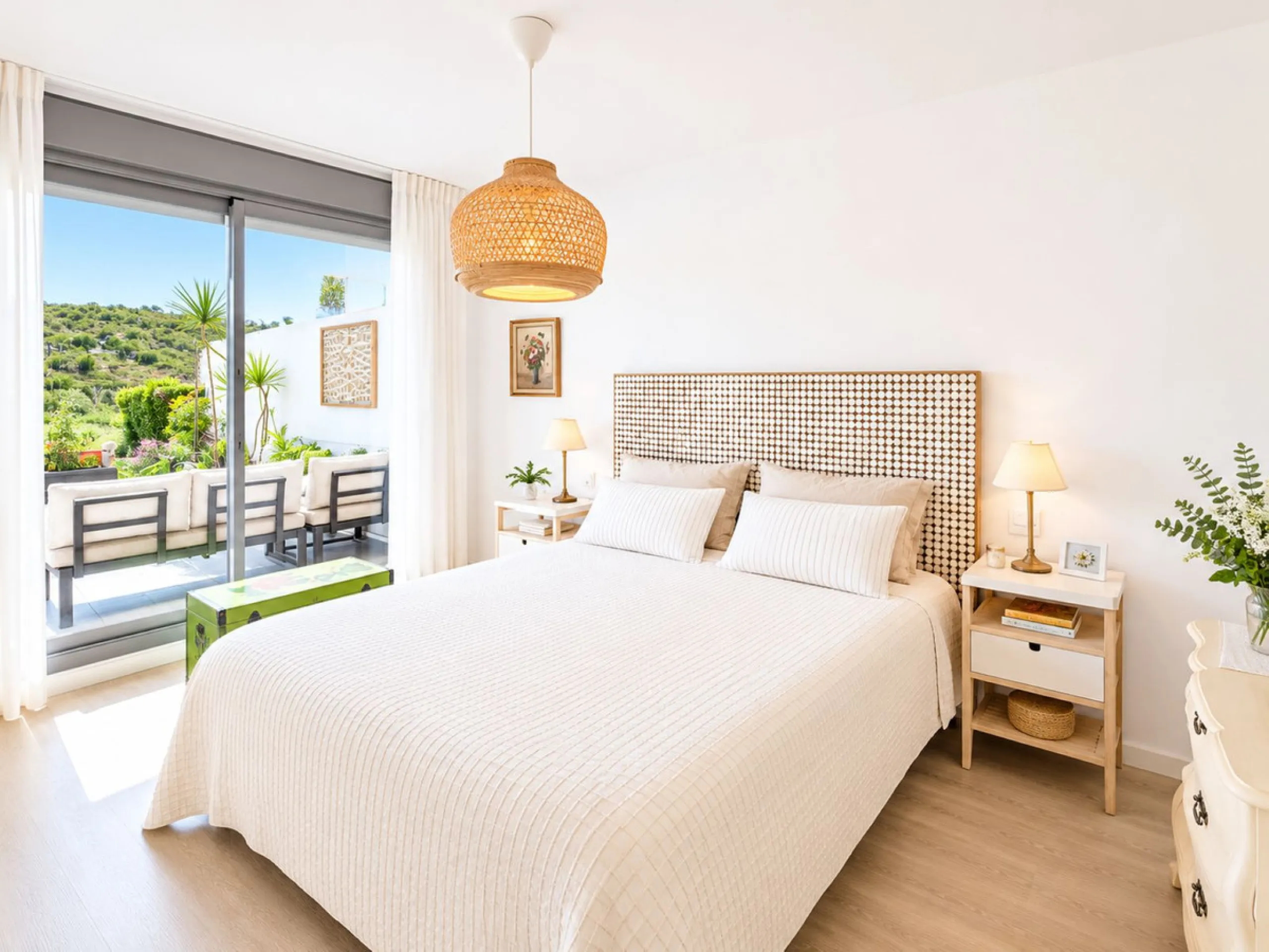 Fantastic ground-floor apartment with a spacious private garden and open views of the sea and the mountains, located in Estepona, within a contemporary residential complex completed in 2021. The property is just a five-minute drive from the town center an