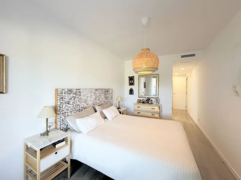 Fantastic ground-floor apartment with a spacious private garden and open views of the sea and the mountains, located in Estepona, within a contemporary residential complex completed in 2021. The property is just a five-minute drive from the town center an