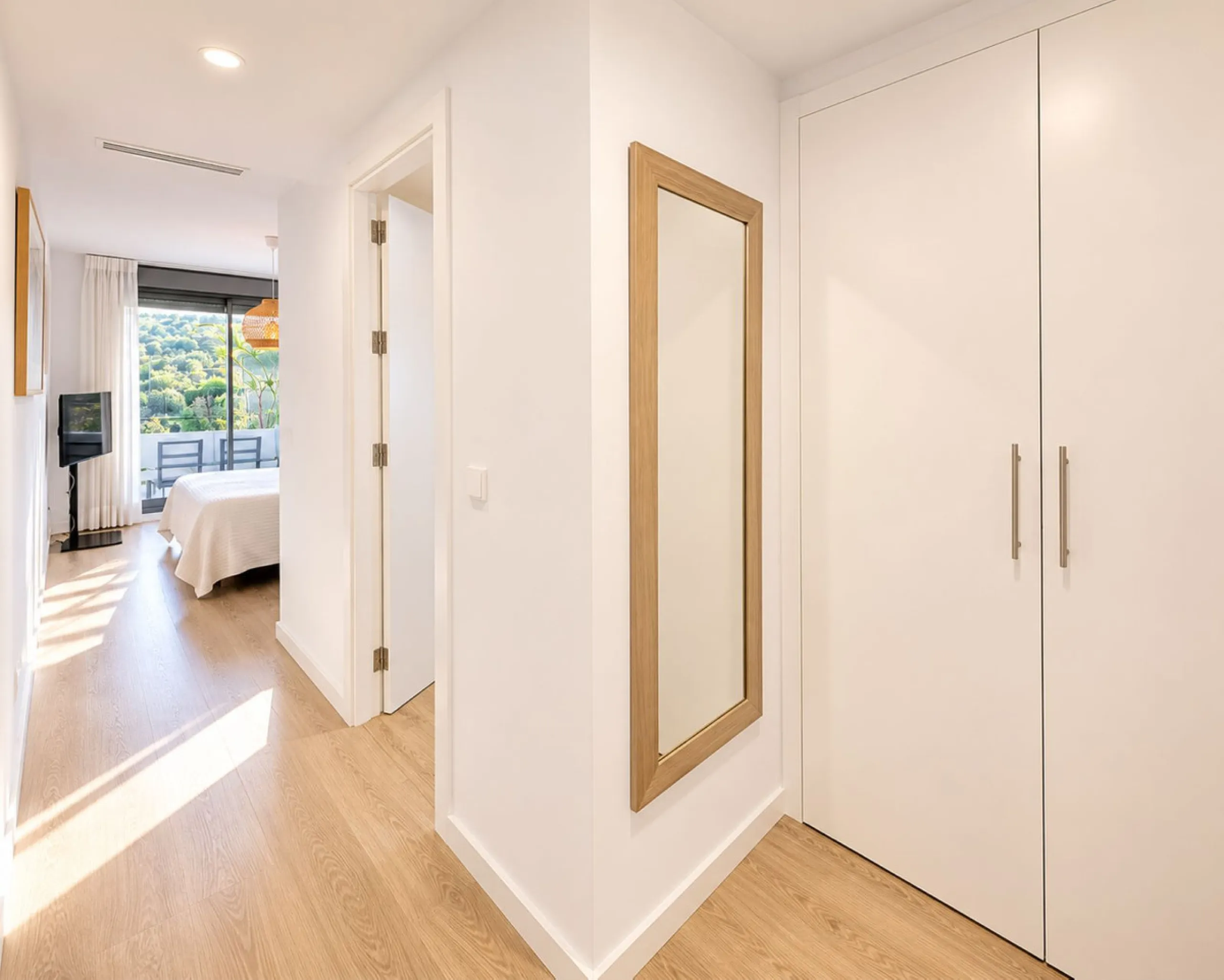 Fantastic ground-floor apartment with a spacious private garden and open views of the sea and the mountains, located in Estepona, within a contemporary residential complex completed in 2021. The property is just a five-minute drive from the town center an