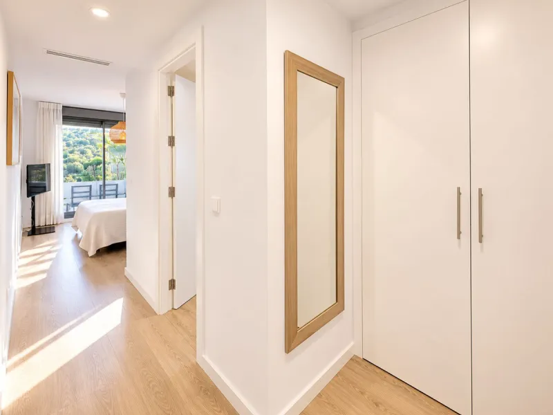 Fantastic ground-floor apartment with a spacious private garden and open views of the sea and the mountains, located in Estepona, within a contemporary residential complex completed in 2021. The property is just a five-minute drive from the town center an