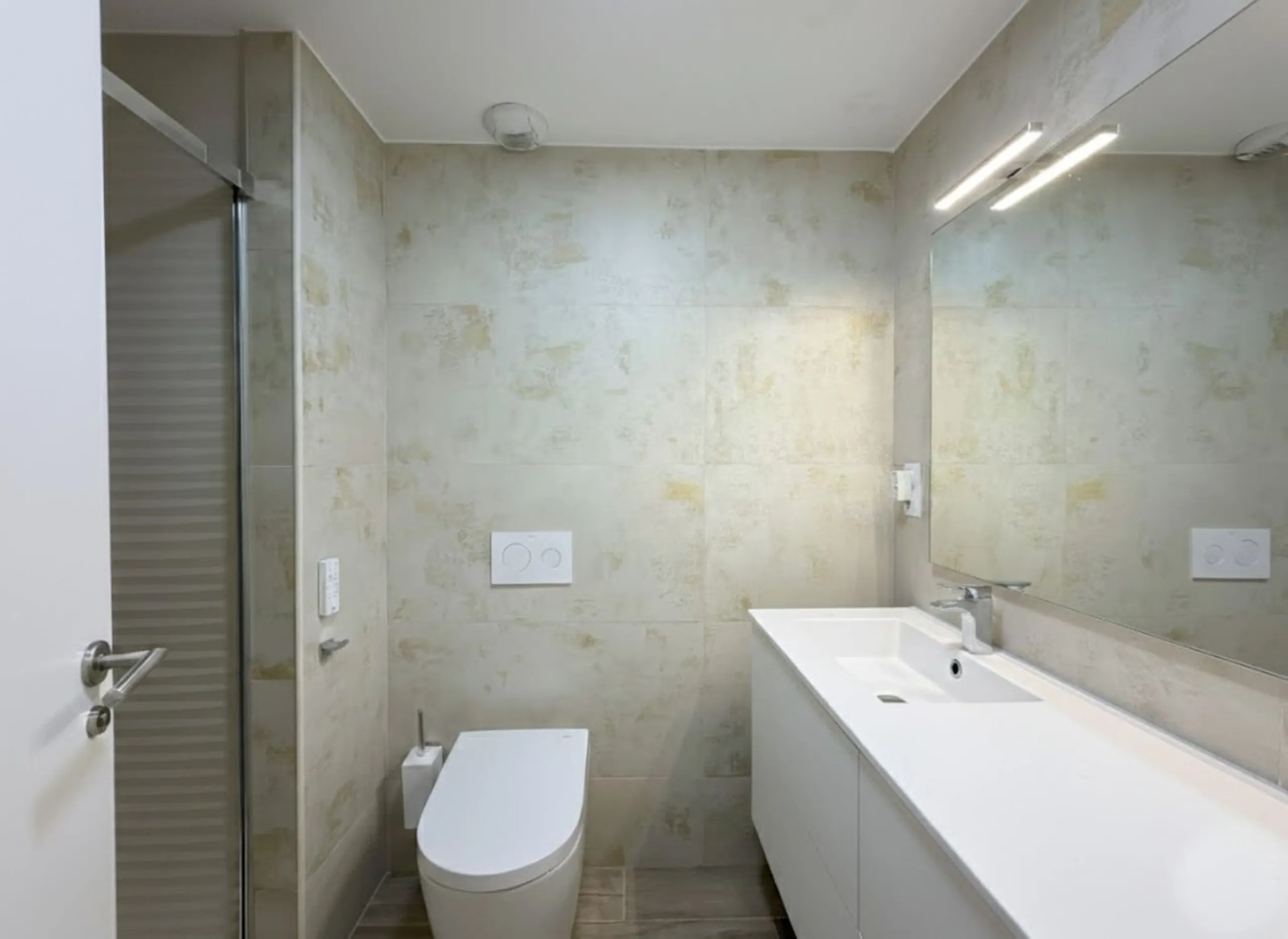 Fantastic ground-floor apartment with a spacious private garden and open views of the sea and the mountains, located in Estepona, within a contemporary residential complex completed in 2021. The property is just a five-minute drive from the town center an