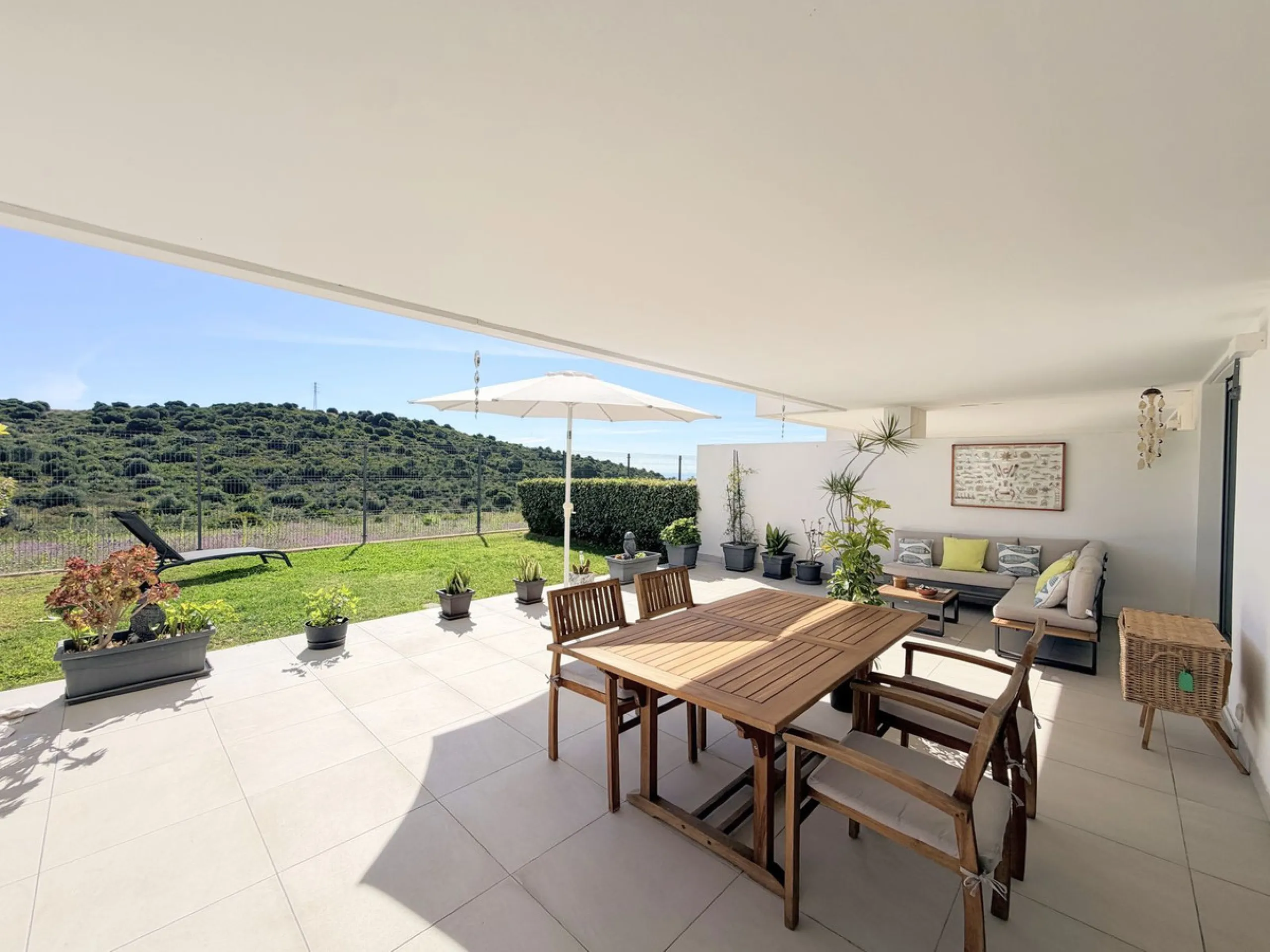 Fantastic ground-floor apartment with a spacious private garden and open views of the sea and the mountains, located in Estepona, within a contemporary residential complex completed in 2021. The property is just a five-minute drive from the town center an