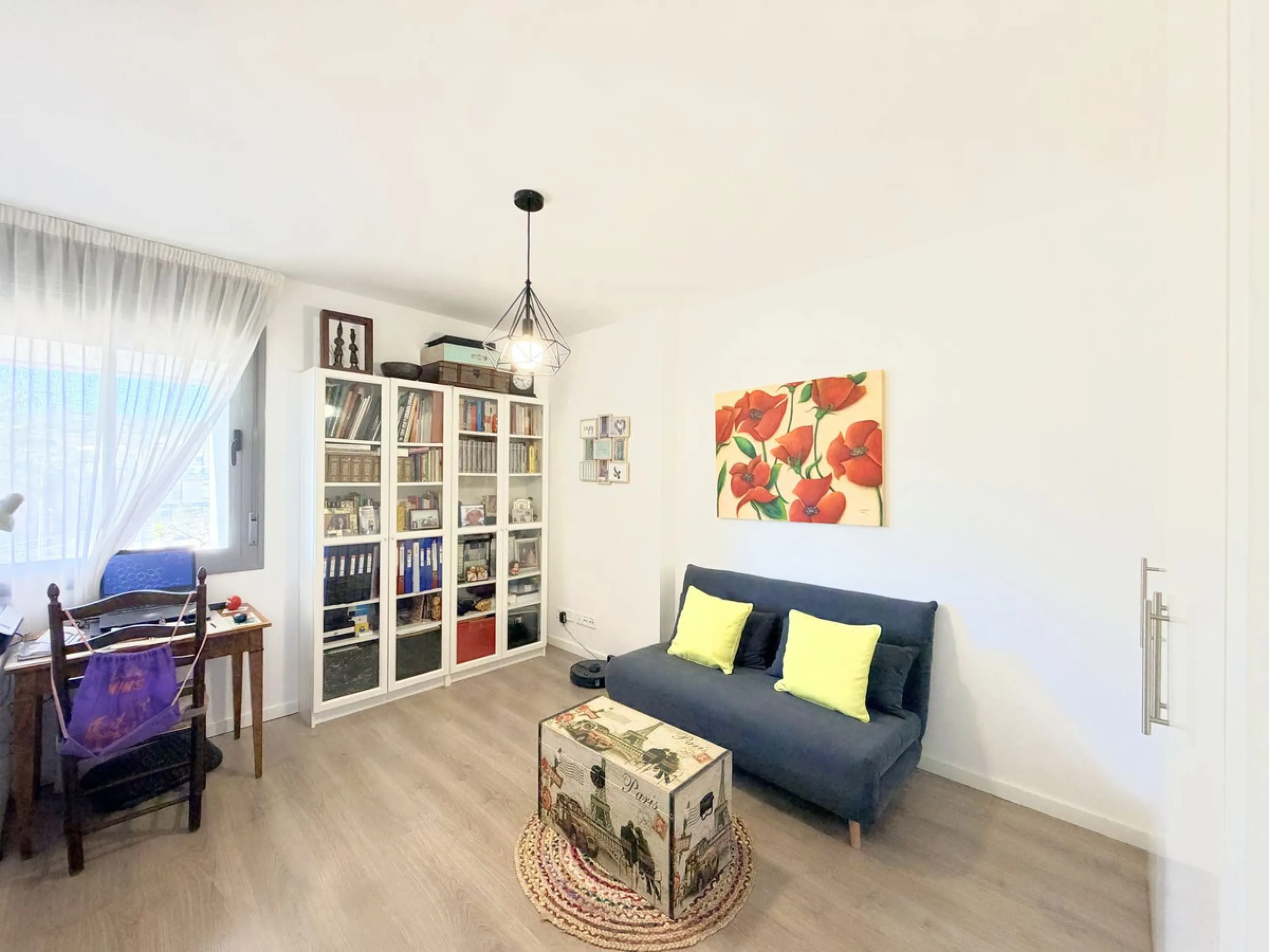 Fantastic ground-floor apartment with a spacious private garden and open views of the sea and the mountains, located in Estepona, within a contemporary residential complex completed in 2021. The property is just a five-minute drive from the town center an