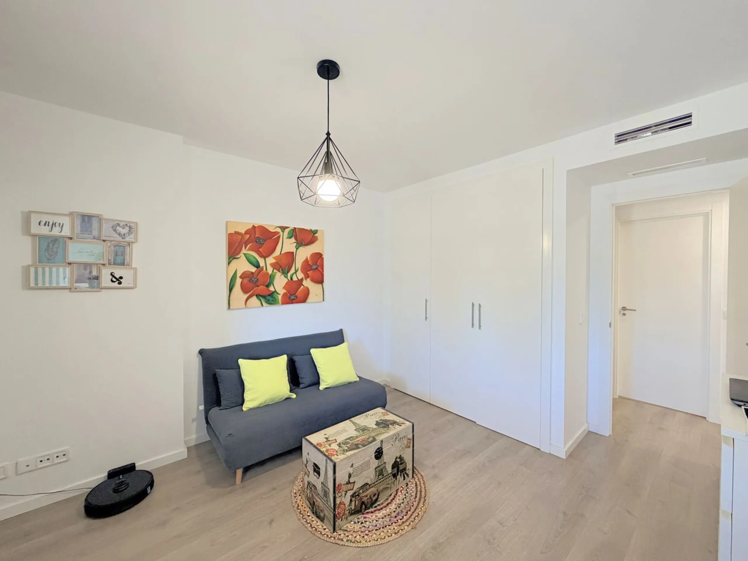 Fantastic ground-floor apartment with a spacious private garden and open views of the sea and the mountains, located in Estepona, within a contemporary residential complex completed in 2021. The property is just a five-minute drive from the town center an